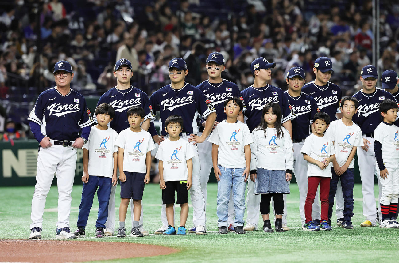 試合前セレモニーで整列する韓国の柳仲逸監督（左端）ら（撮影・足立雅史）