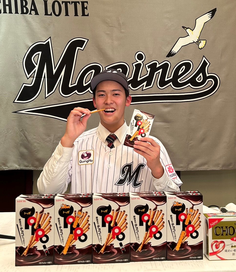 トッポを手に笑顔の幕張総合・早坂（撮影・星夏穂）