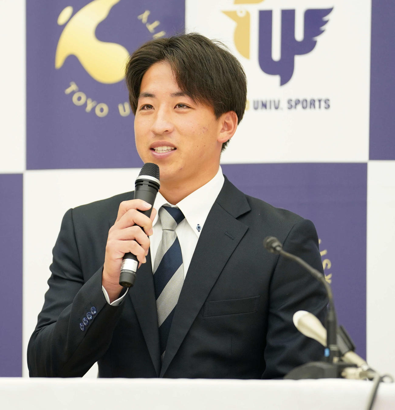 仮契約を終え会見する日本ハム1位指名の東洋大・細野（撮影・小沢裕）
