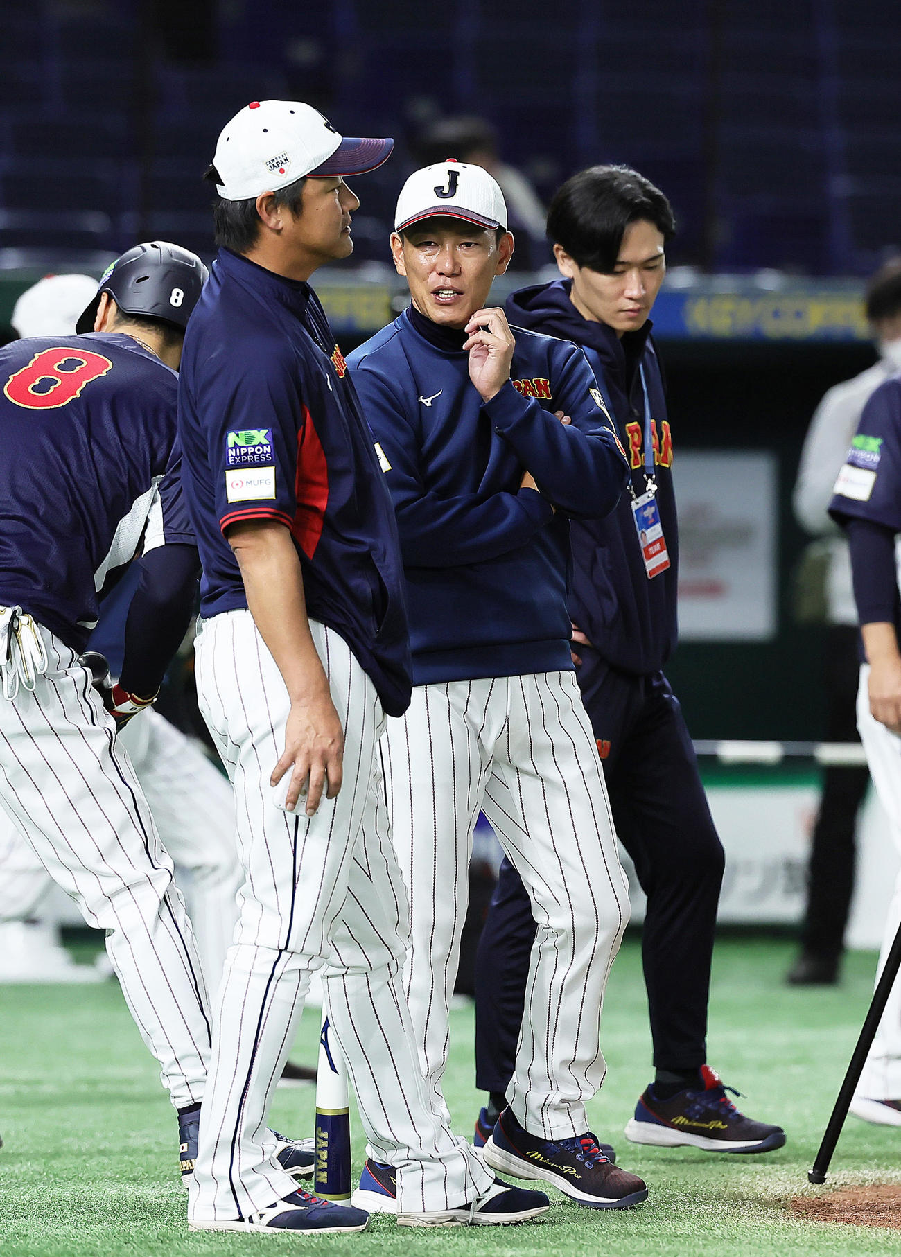 試合前、練習を見つめる井端監督（撮影・足立雅史）