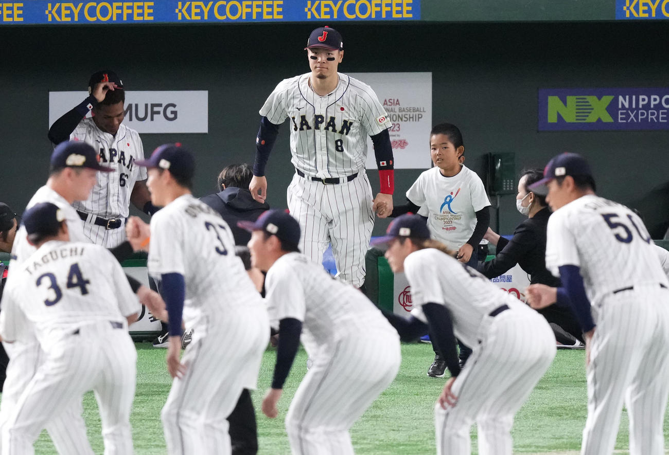 日本対韓国　試合前のセレモニーに登場する佐藤輝（後列左）（撮影・菅敏）