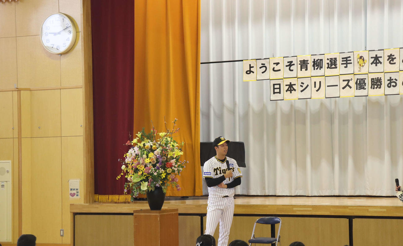 訪問先の小学校で子どもたちからの質問を受ける青柳