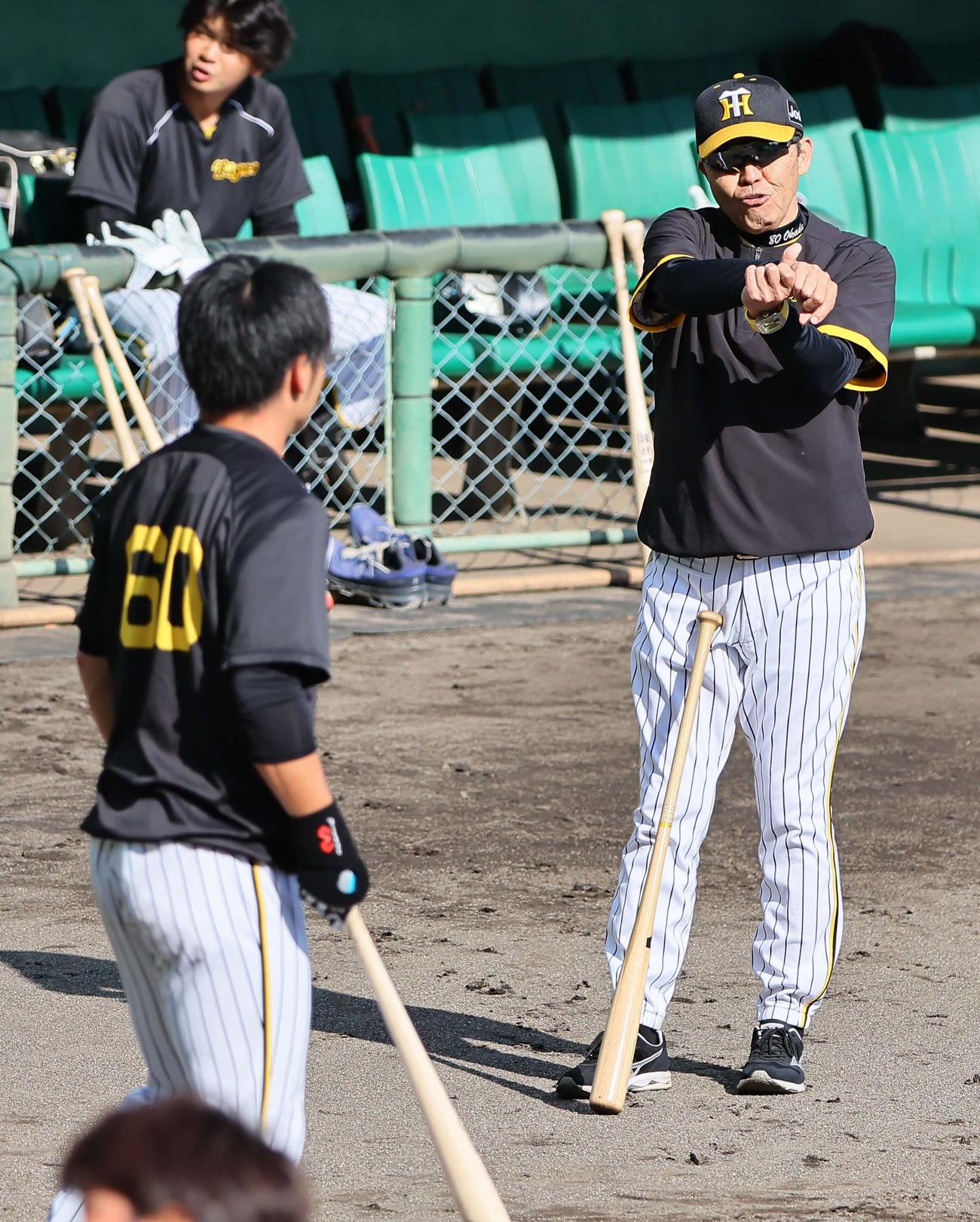 小野寺（左）にリストターンの指導をする岡田監督（撮影・上田博志）