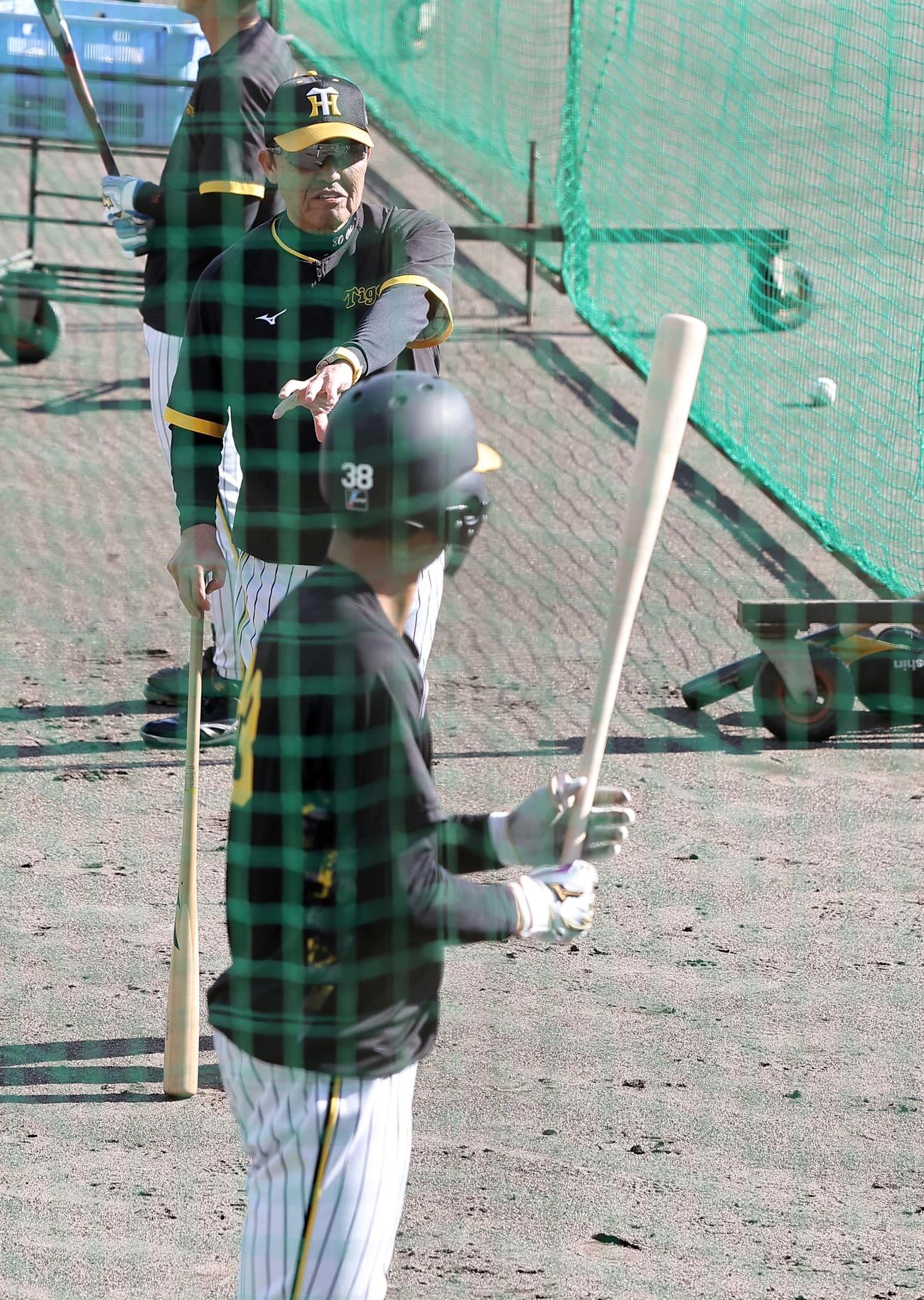 小幡（手前）にリストターンの打撃指導をする岡田監督（撮影・上田博志）