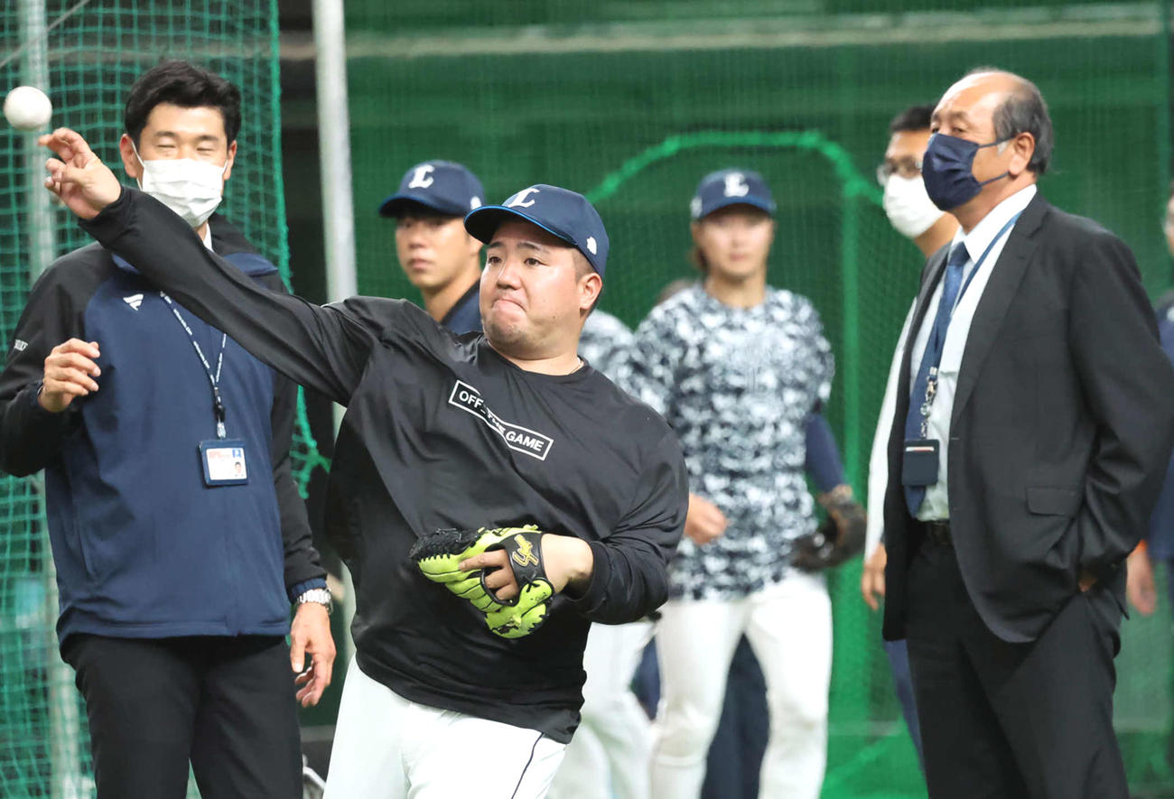 山川穂高（中央）と渡辺久信GM（2023年3月撮影）