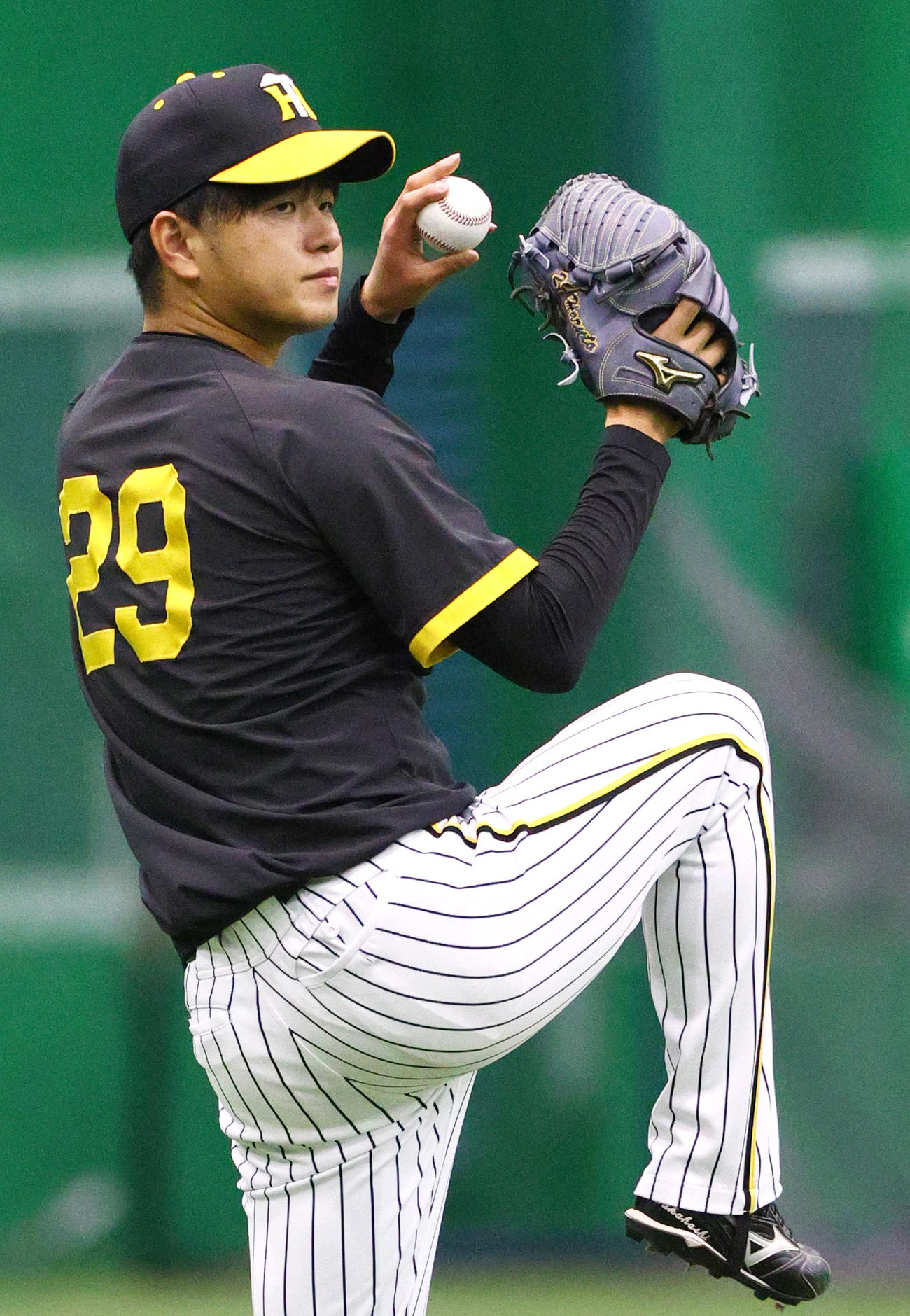 阪神高橋はキャッチボールで汗を流す（撮影・上山淳一）