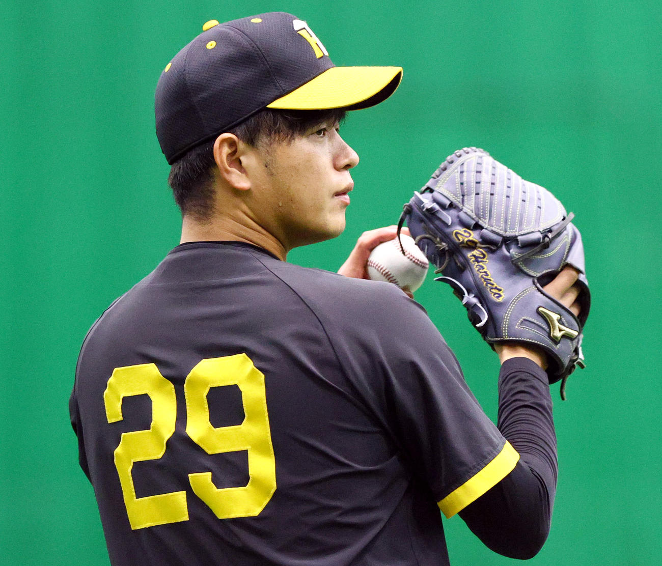 阪神高橋はキャッチボールで汗を流す（撮影・上山淳一）