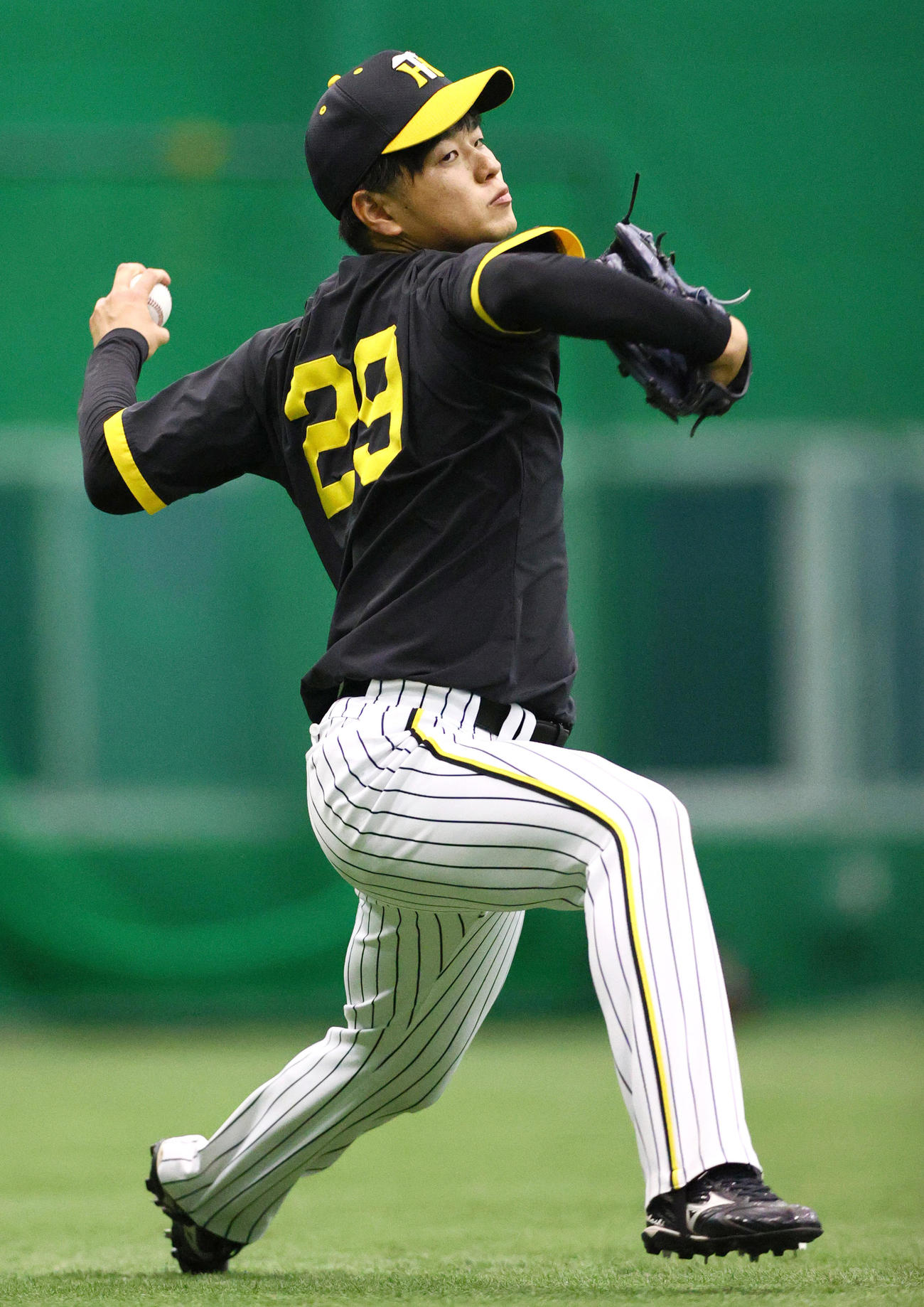 阪神高橋はキャッチボールで汗を流す（撮影・上山淳一）
