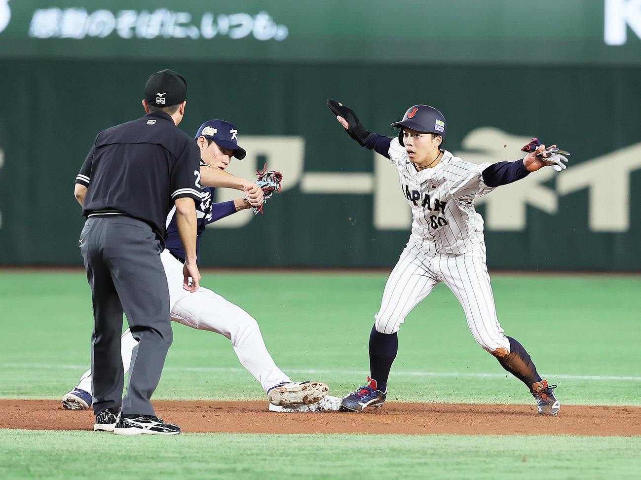 日本対韓国　1回裏日本無死一塁、二塁盗塁に失敗する岡林（右）（撮影・足立雅史）