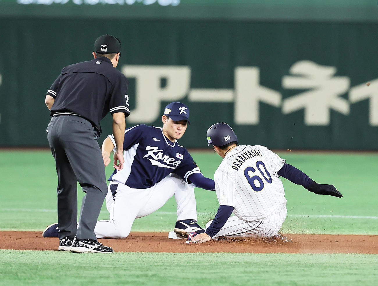 日本対韓国　1回裏日本無死一塁、二塁盗塁に失敗する岡林（右）（撮影・足立雅史）