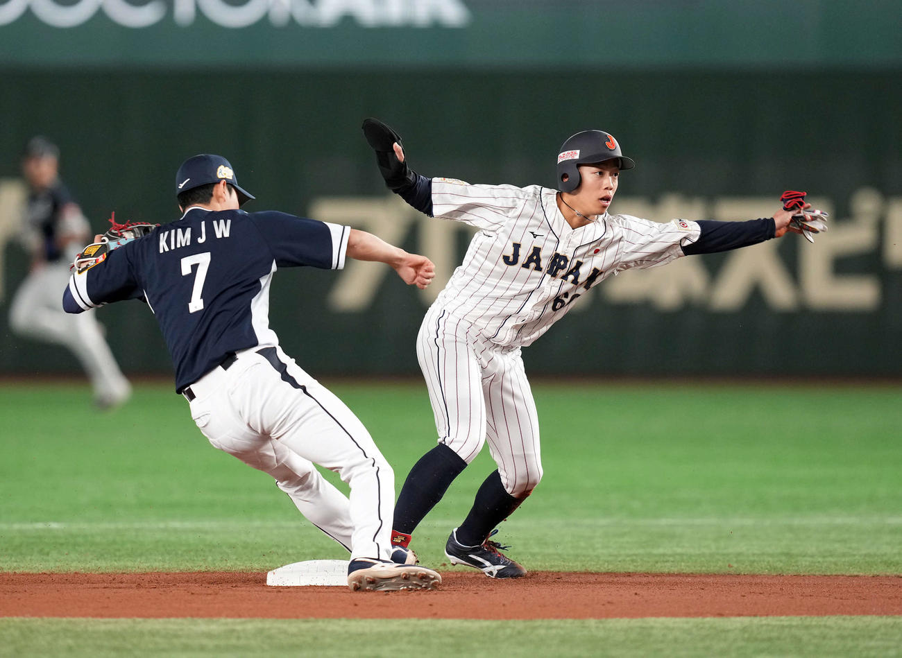 本対韓国　1回裏日本無死一塁、二盗狙うもアウトになる岡林勇（撮影・たえ見朱実）