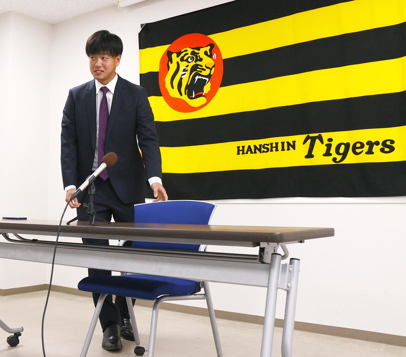 阪神高橋は会見の席に向かう（撮影・上山淳一）