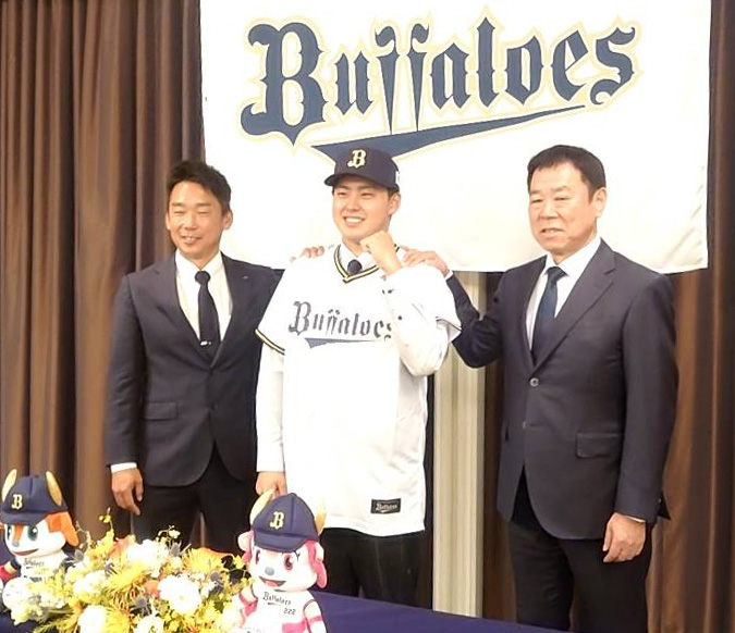 オリックスと仮契約をすませた享栄・東松（中央）は福良GM（右）、担当の下山スカウトと記念撮影（撮影・堀まどか）