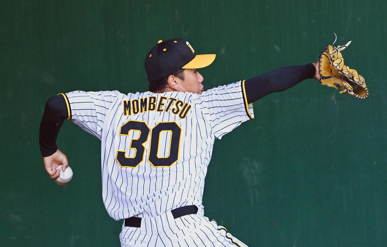 ブルペンで投球練習を行う門別（撮影・前岡正明）