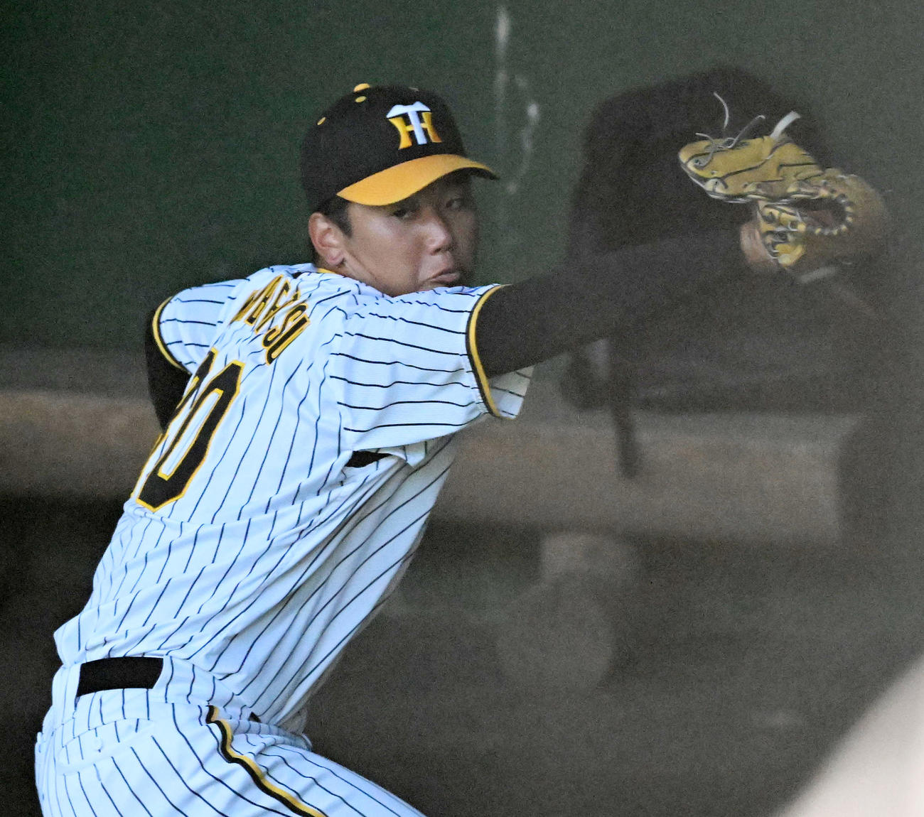 ブルペンで投球練習を行う門別（撮影・前岡正明）