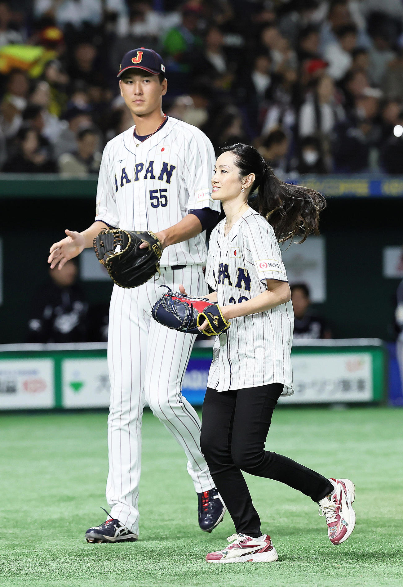 日本対韓国　始球式を務めた荒川さん（右）。左は秋広（撮影・足立雅史）