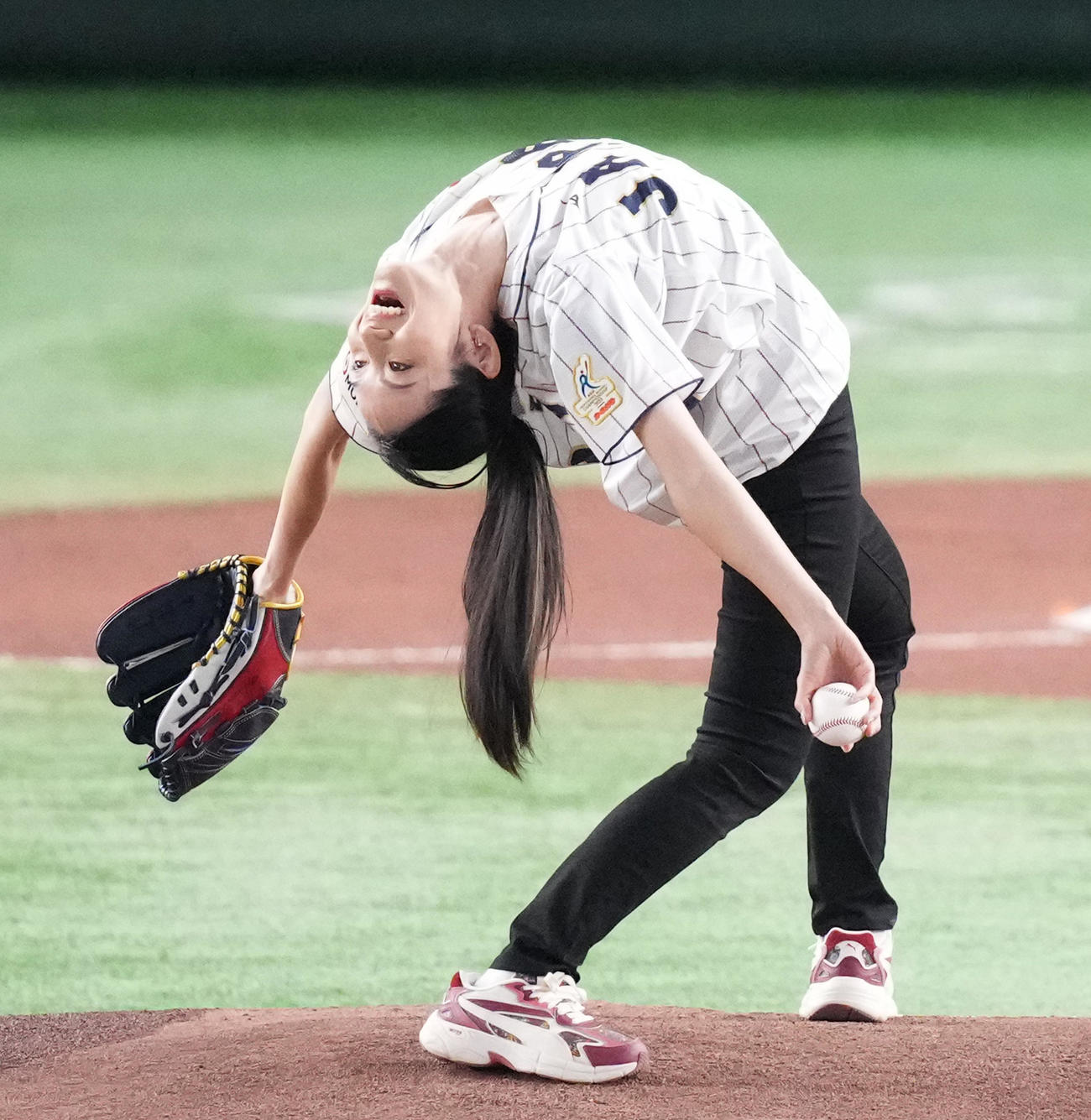 始球式を務める荒川氏はイナバウアー投法を披露する（撮影・菅敏）