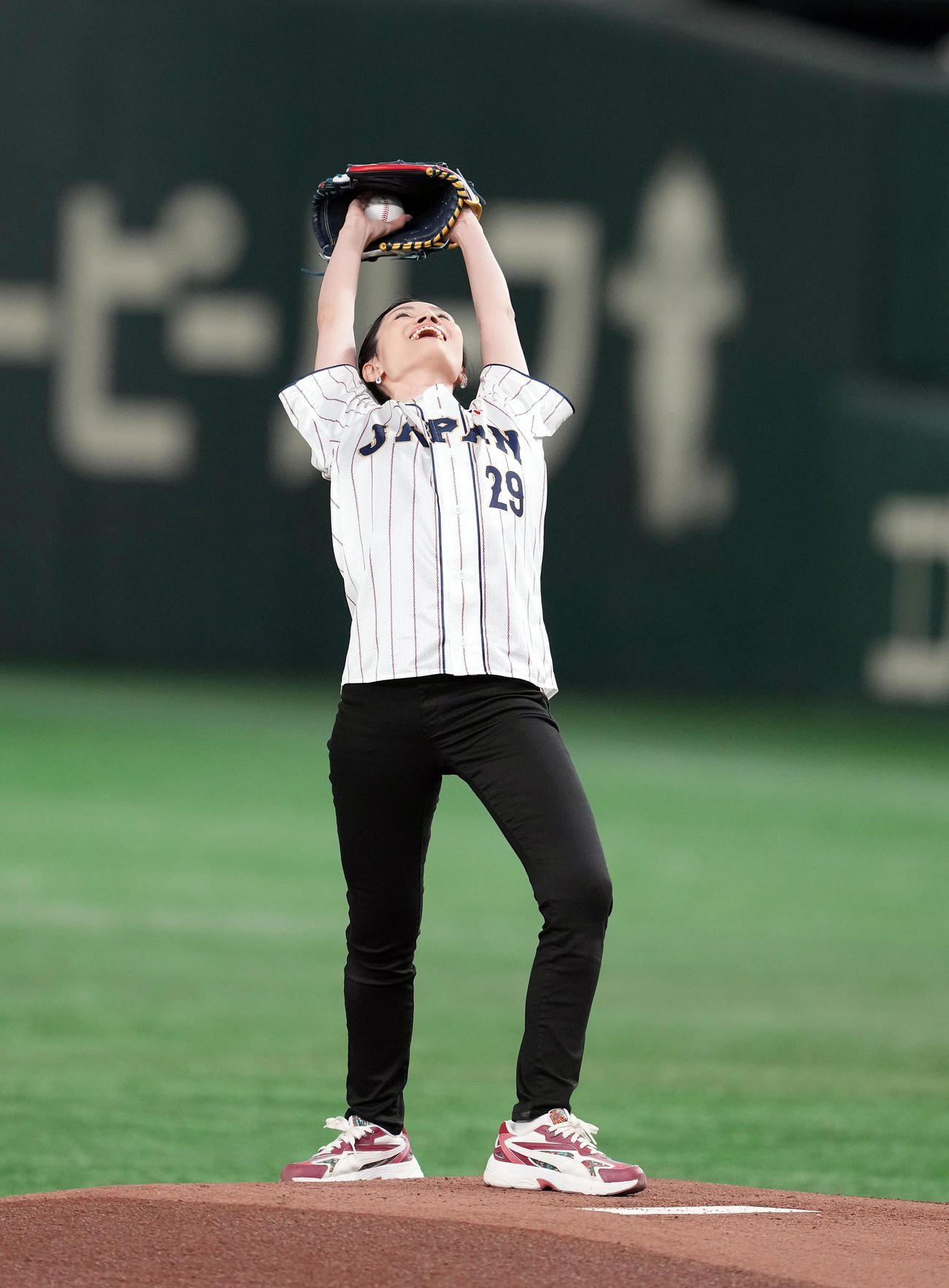 日本対韓国　始球式を務めた荒川静香さん（撮影・たえ見朱実）
