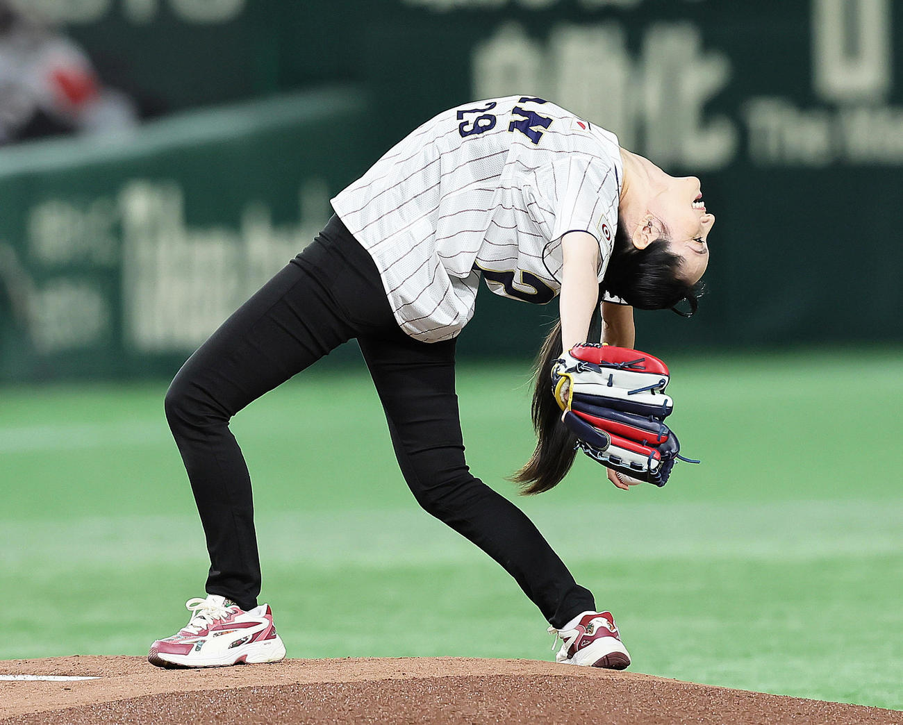 日本対韓国　始球式でイナバウアーを披露する荒川さん（撮影・足立雅史）