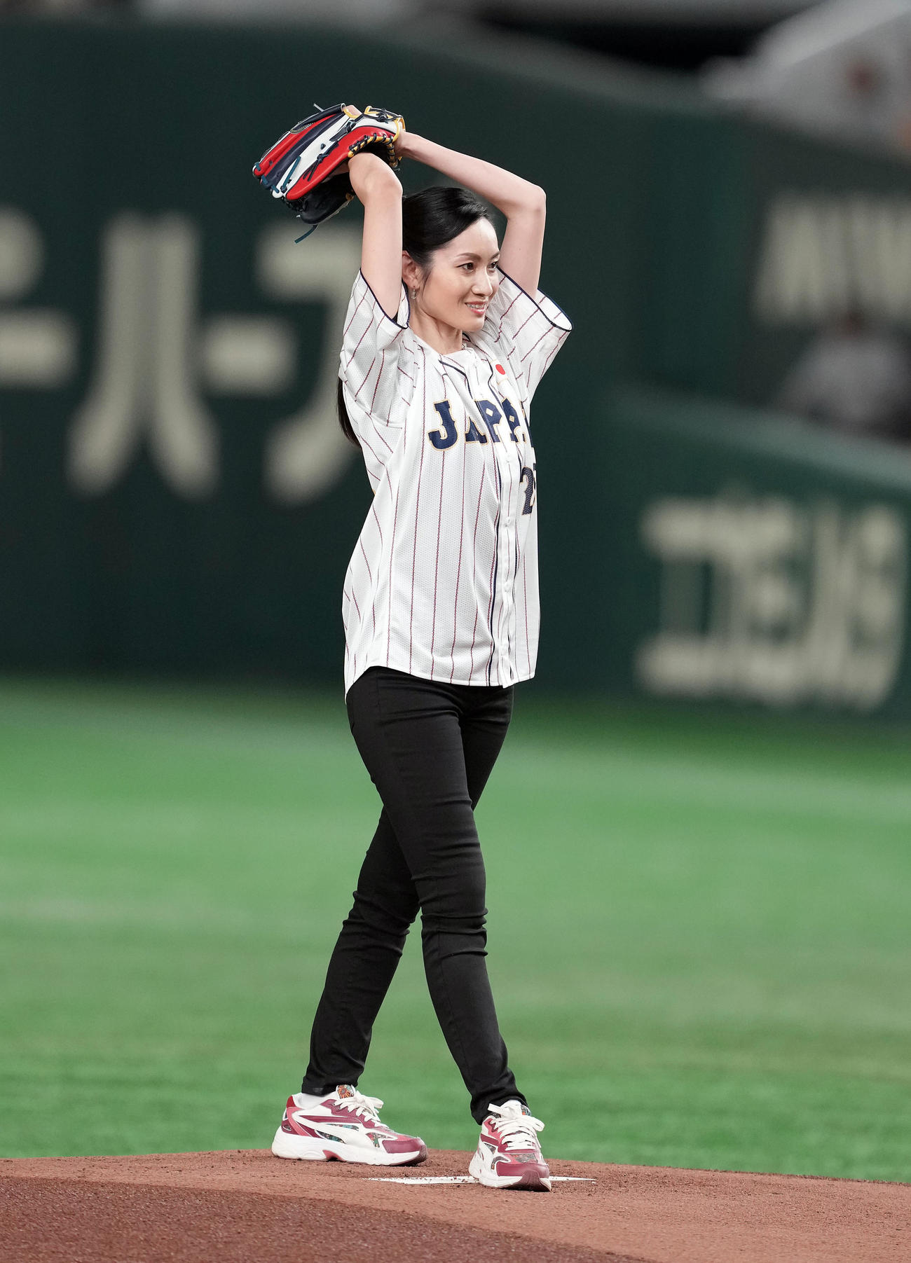 日本対韓国　始球式を務めた荒川静香さん（撮影・たえ見朱実）