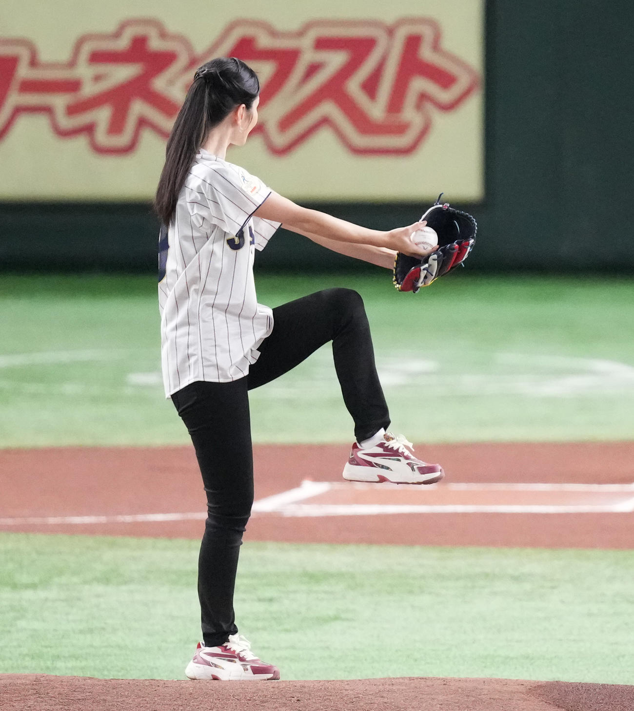 始球式を務める荒川氏は、イナバウアー投法を披露する（撮影・菅敏）