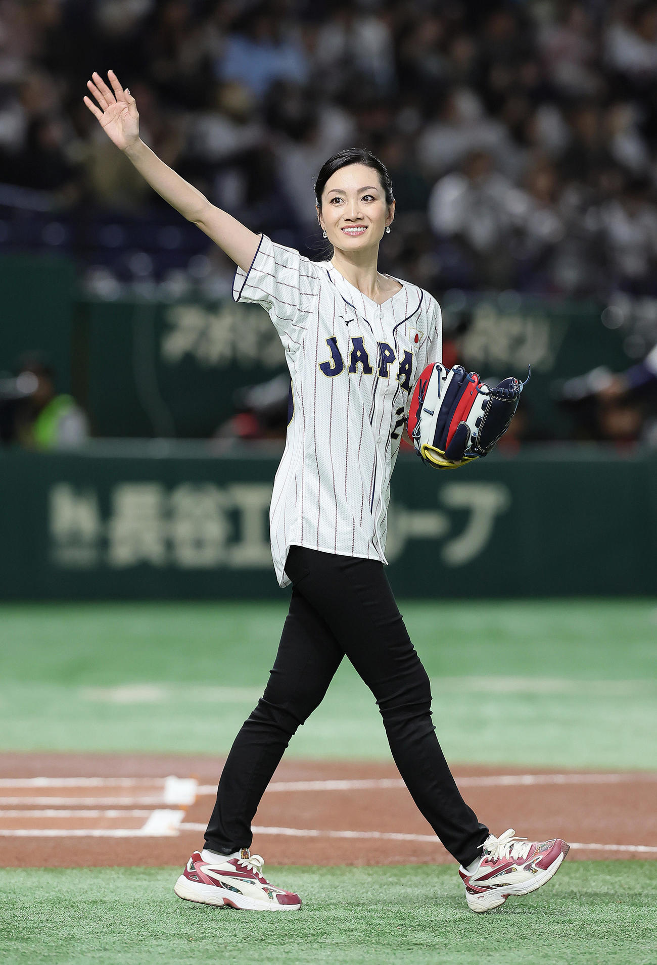 日本対韓国　始球式を務めた荒川静香さん（撮影・足立雅史）