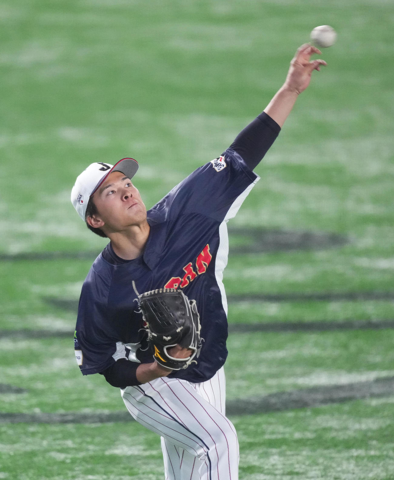 日本対韓国　試合前、キャッチボールで調整する早川（撮影・菅敏）