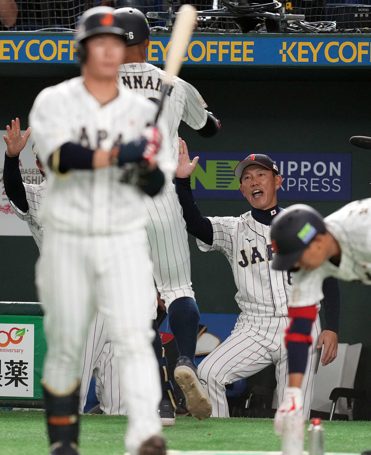 日本対韓国　4回裏日本無死、中越えソロ本塁打の万波を迎える井端監督（撮影・たえ見朱実）
