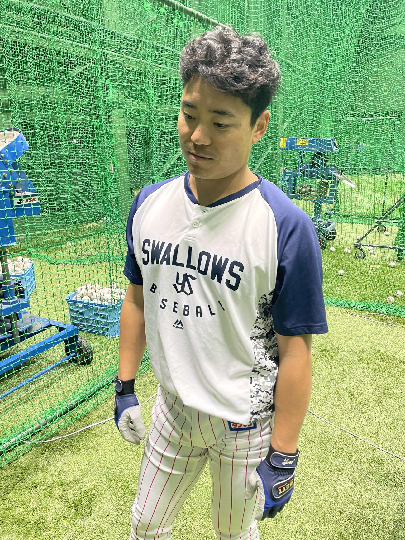 打撃練習後に、囲み取材に対応するヤクルト中村