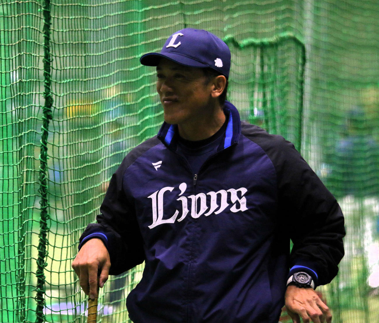 埼玉・所沢の室内練習場で秋季キャンプを見守った西武松井監督（撮影・木下大輔）