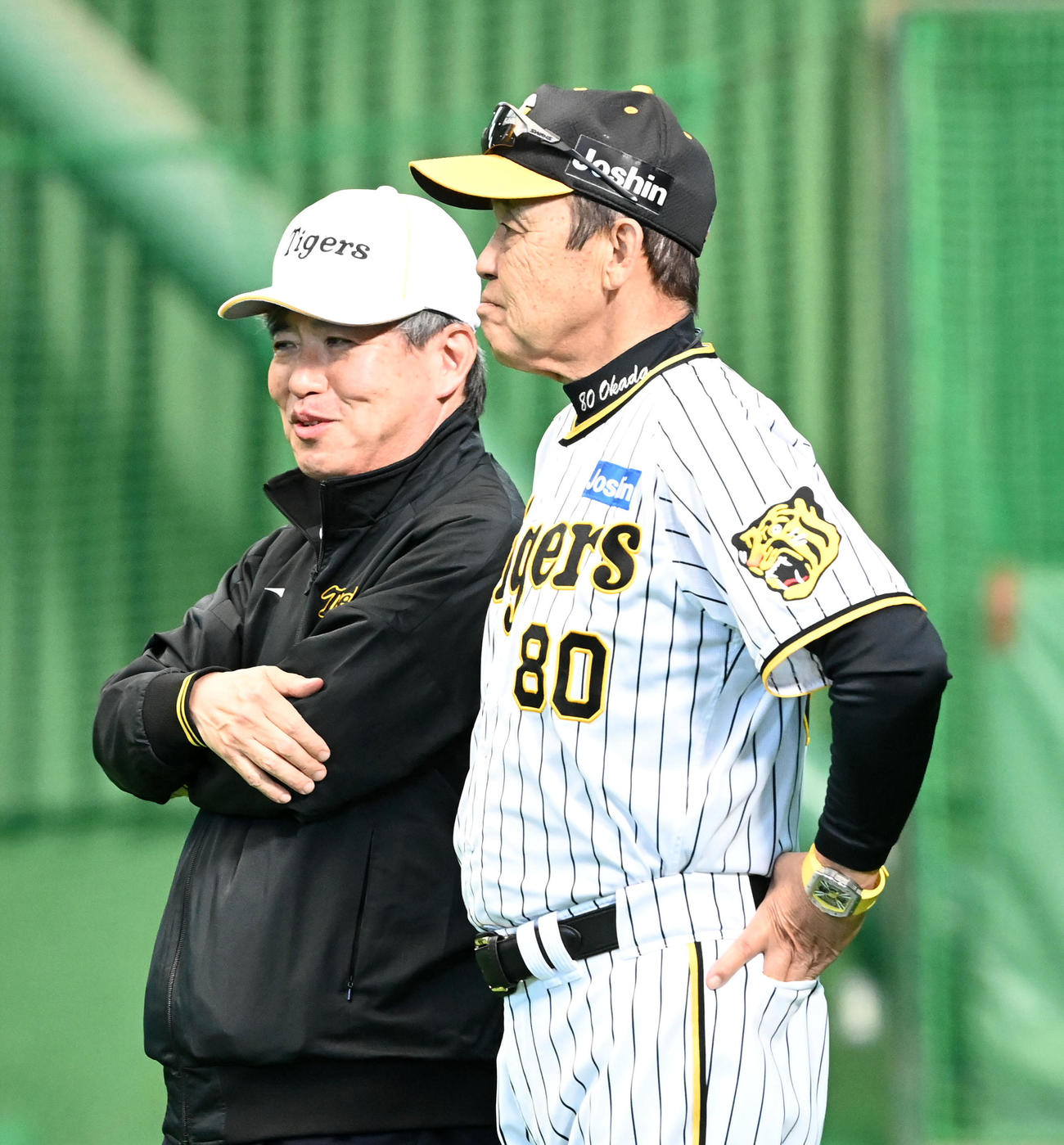 安芸キャンプを視察に訪れ岡田監督（右）と練習を見守る阪神杉山オーナー（撮影・前岡正明）