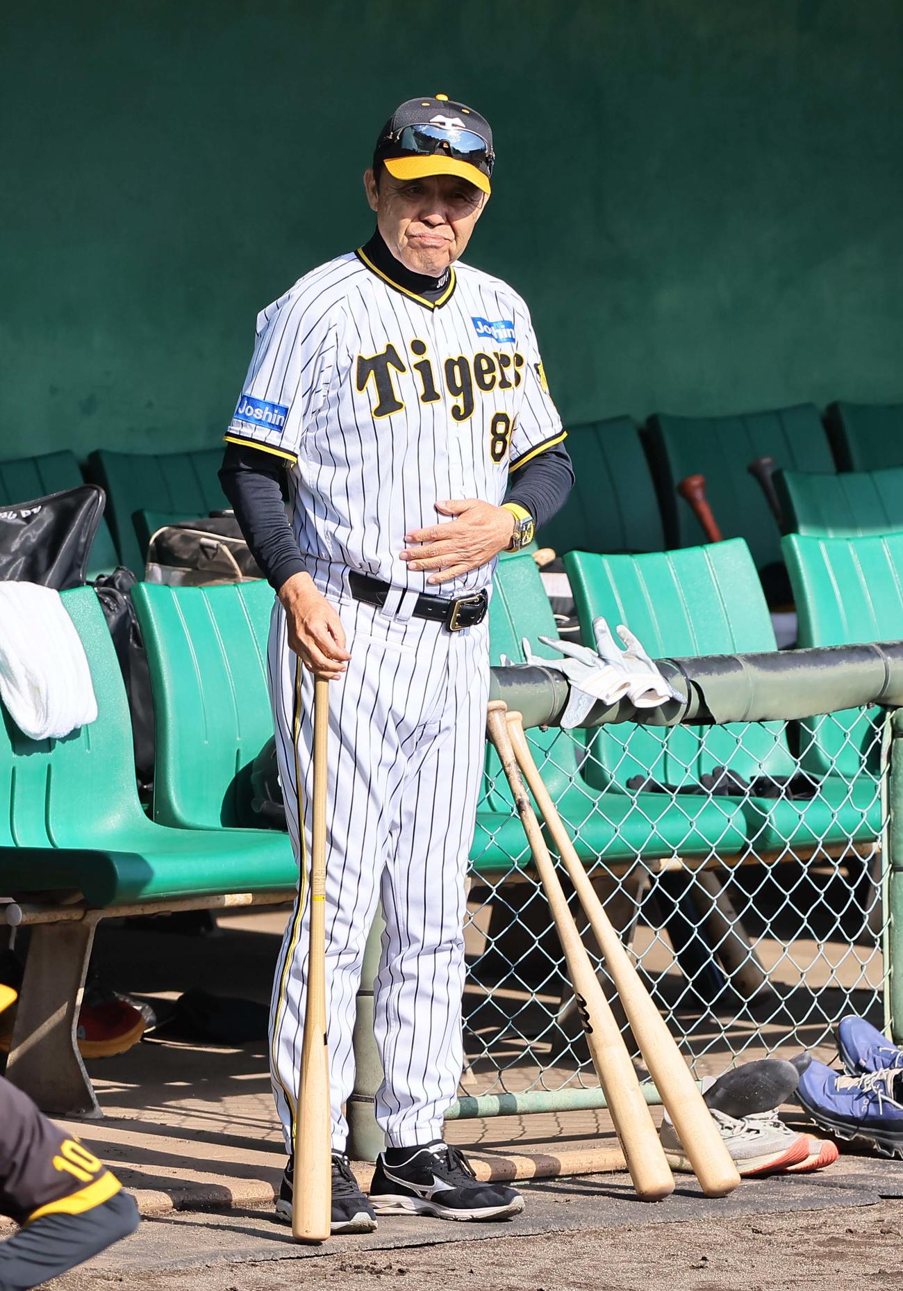 昼食後か？お腹をポンポンと叩く岡田監督（撮影・上田博志）