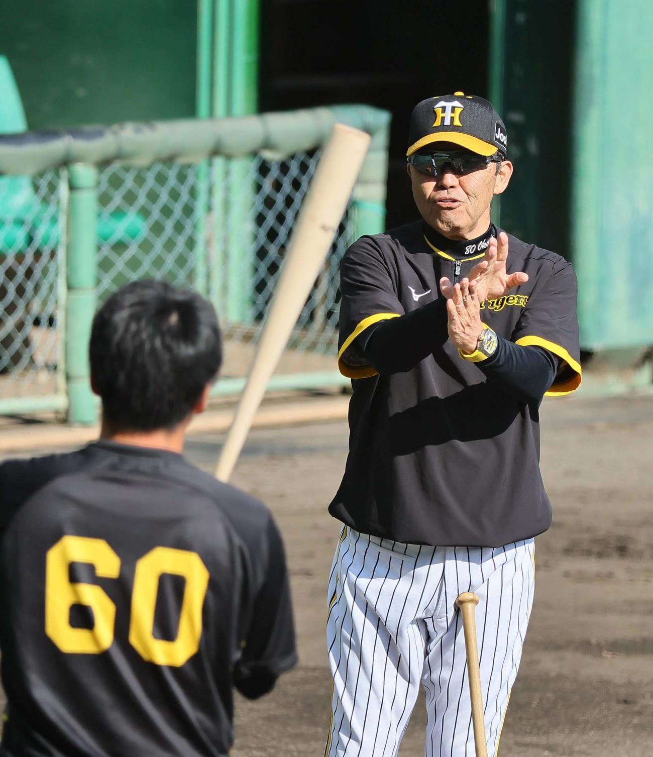 小野寺（左）にリストターンの指導をする岡田監督（撮影・上田博志）