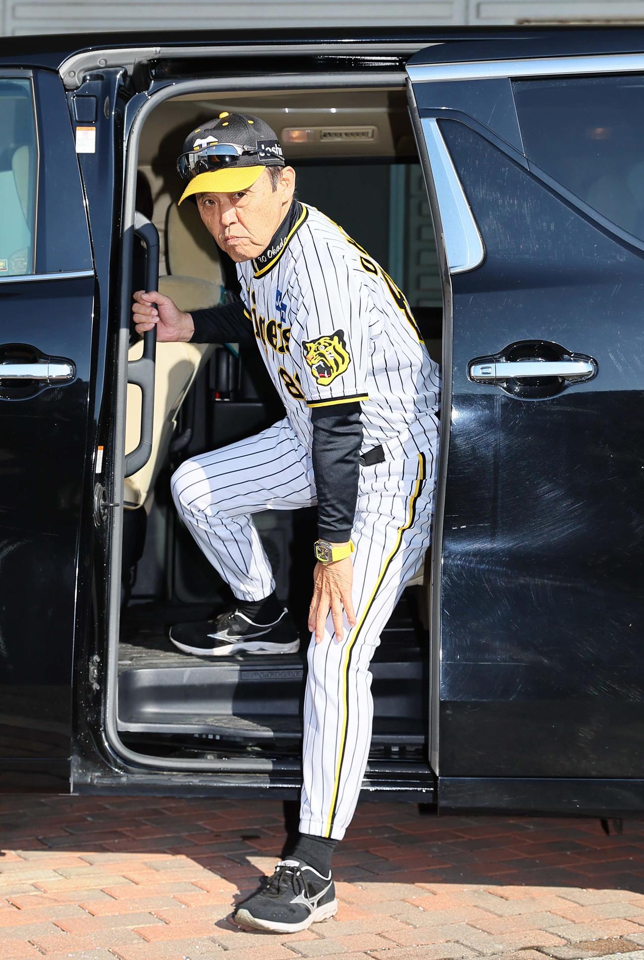 安芸市営球場に到着し車を降りる岡田監督（撮影・上田博志）