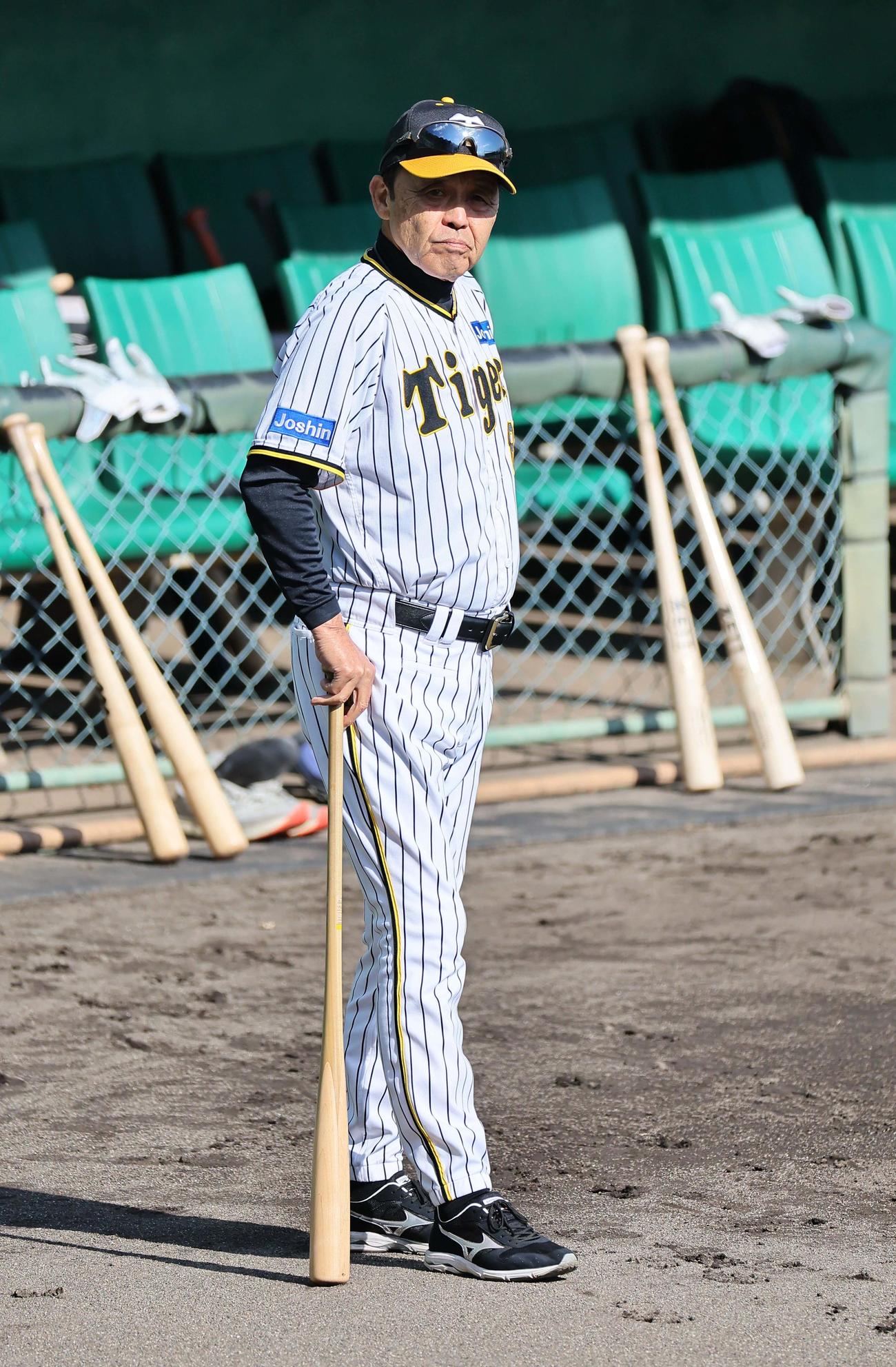 練習を見守る岡田監督（撮影・上田博志）