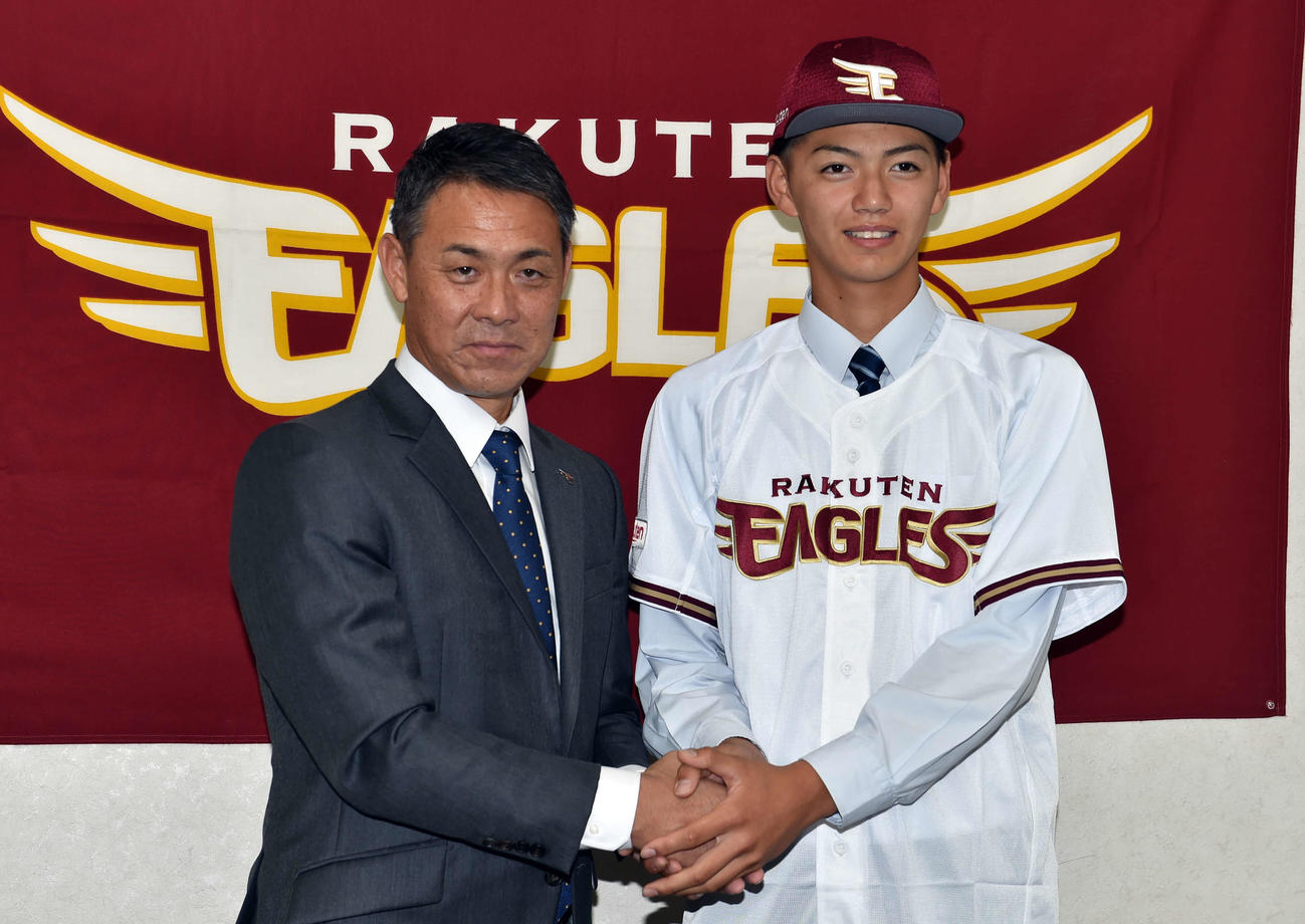 楽天益田スカウト（左）と固い握手をかわす日本ウェルネス宮城・大内（撮影・相沢孔志）