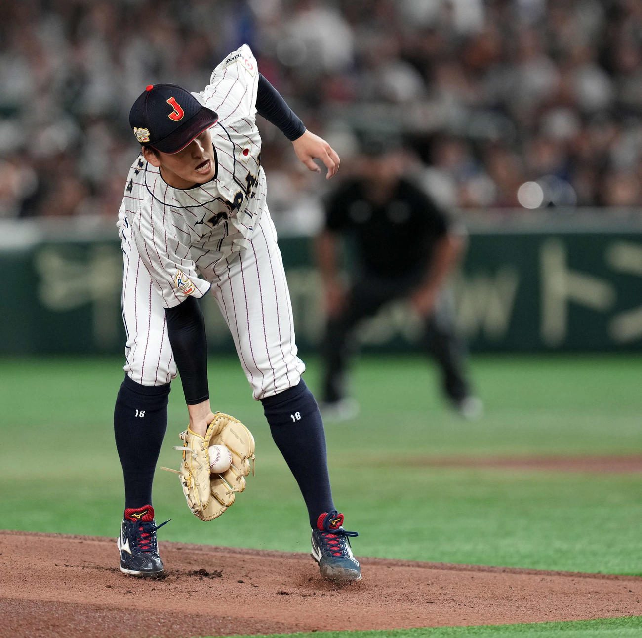 日本対韓国　1回表韓国2死、尹橦熙を投ゴロに打ち取る日本先発の隅田（撮影・たえ見朱実）