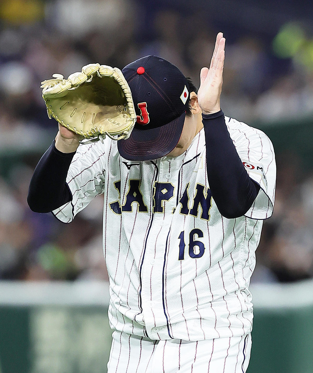 日本対韓国　1回表韓国の攻撃を3者凡退に仕留めグラブをたたく隅田（撮影・足立雅史）