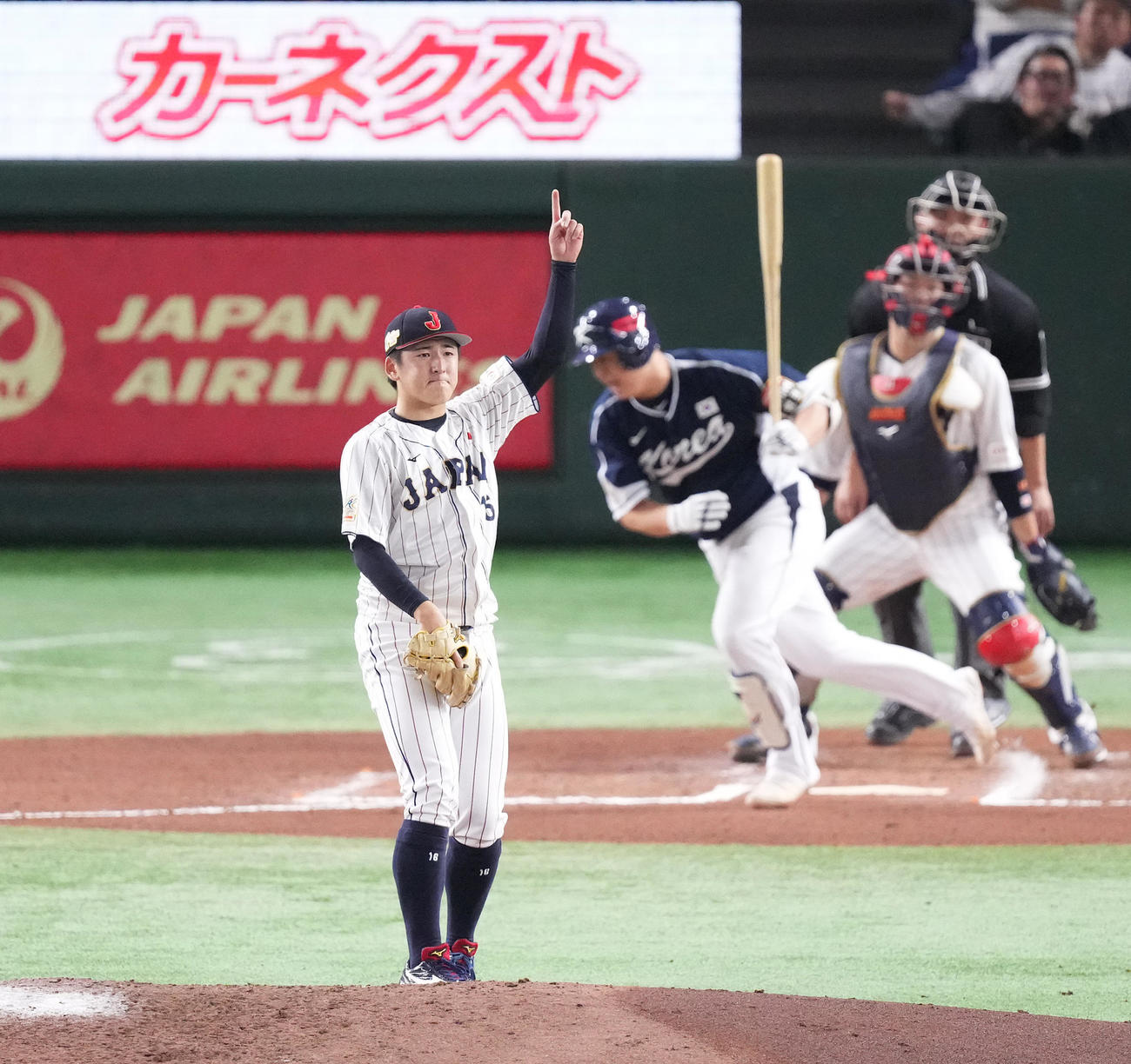日本対韓国　6回表韓国2死二塁、盧（奥）を遊ゴロに打ち取る隅田（撮影・菅敏）