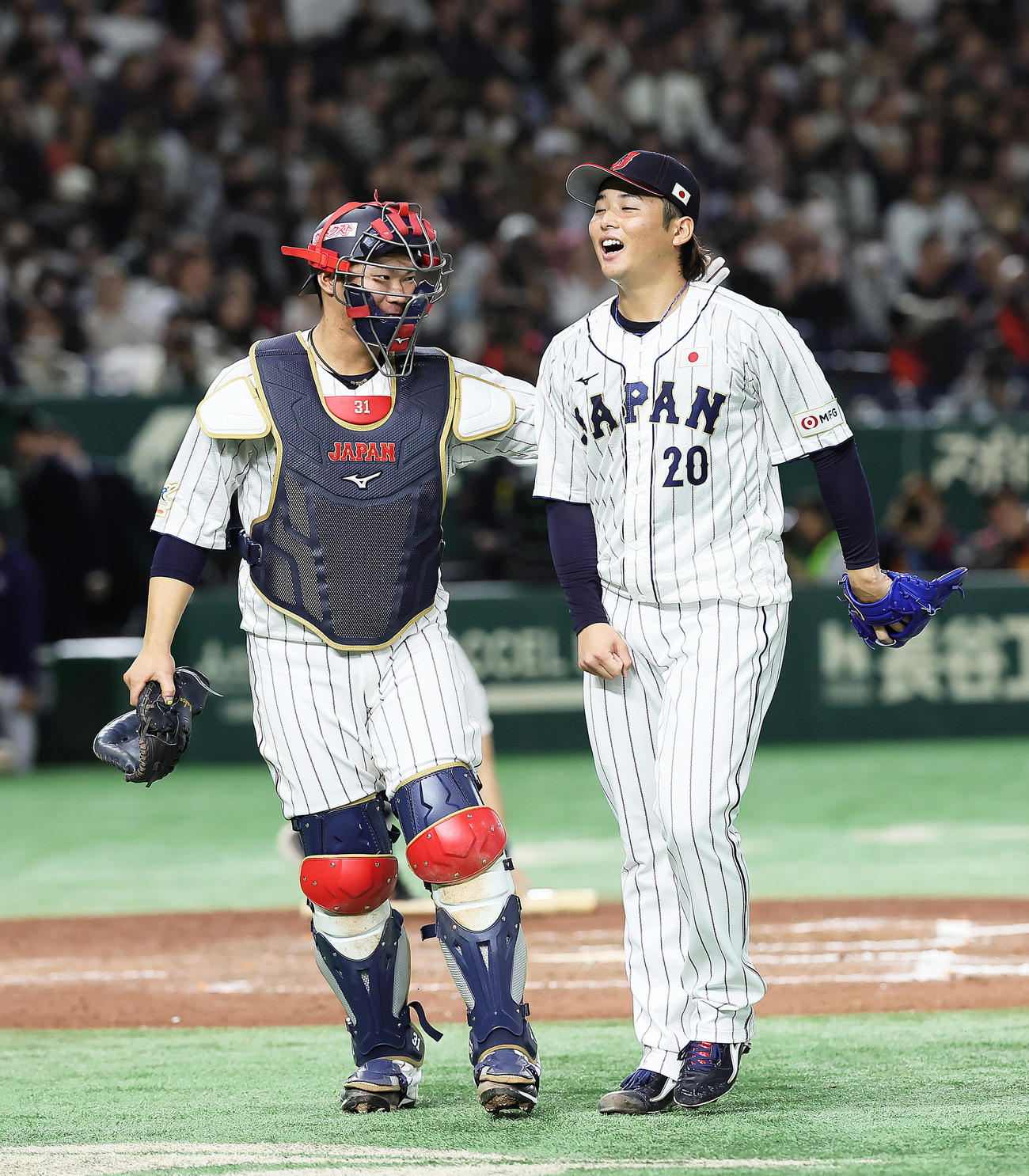 カーネクスト　アジアプロ野球チャンピオンシップ2023　日本対韓国　8回表韓国2死一、二塁、尹橦熙を二ゴロに仕留め安堵（あんど）の表情を見せる横山（右）。左は坂倉（撮影・足立雅史）