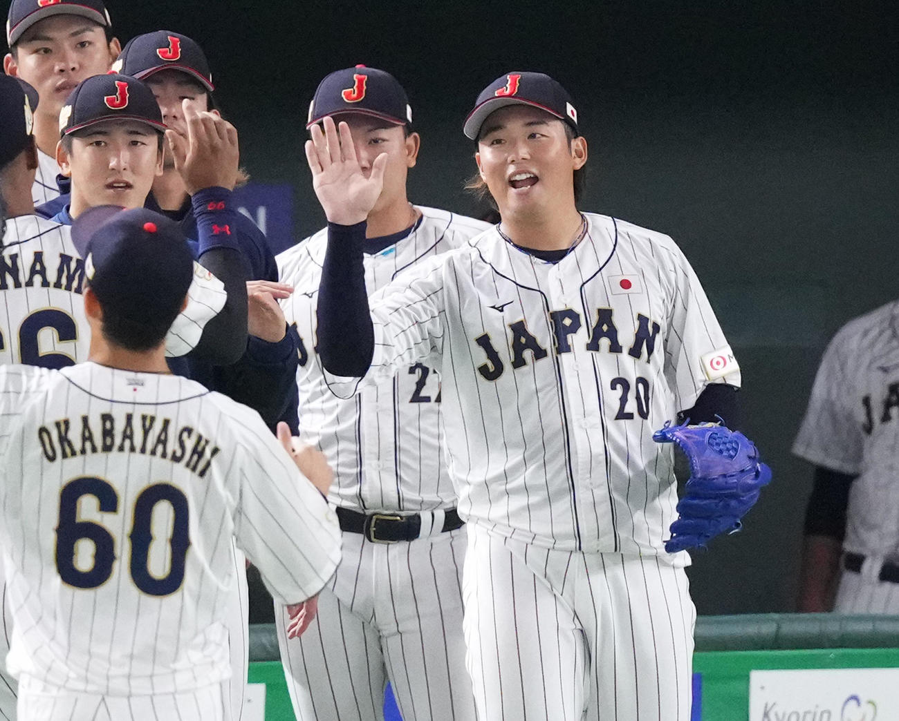 日本対韓国　8回に登板し、ピンチをしのいだ横山（右）は笑顔でナインを迎える（撮影・菅敏）