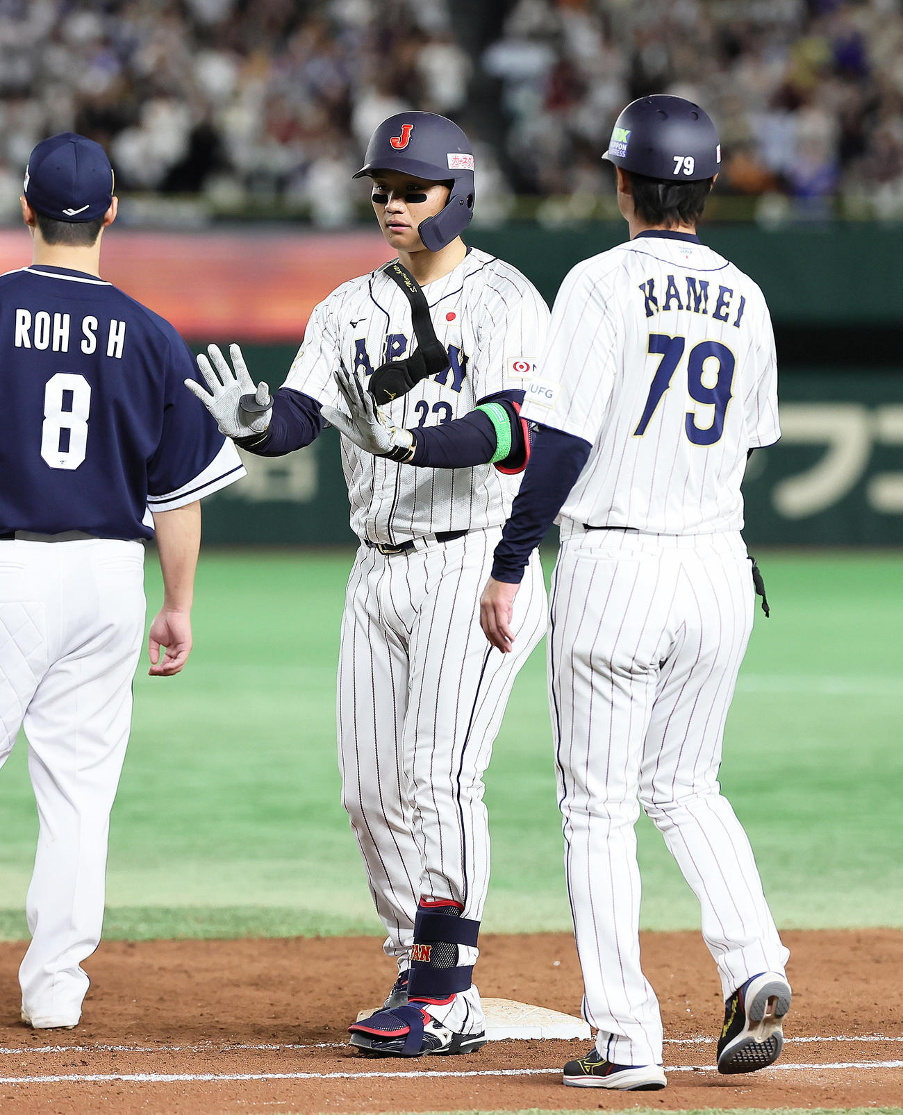 日本対韓国　8回裏日本1死、森下は右前打を放ちベンチに「リラックスポーズ」（撮影・足立雅史）