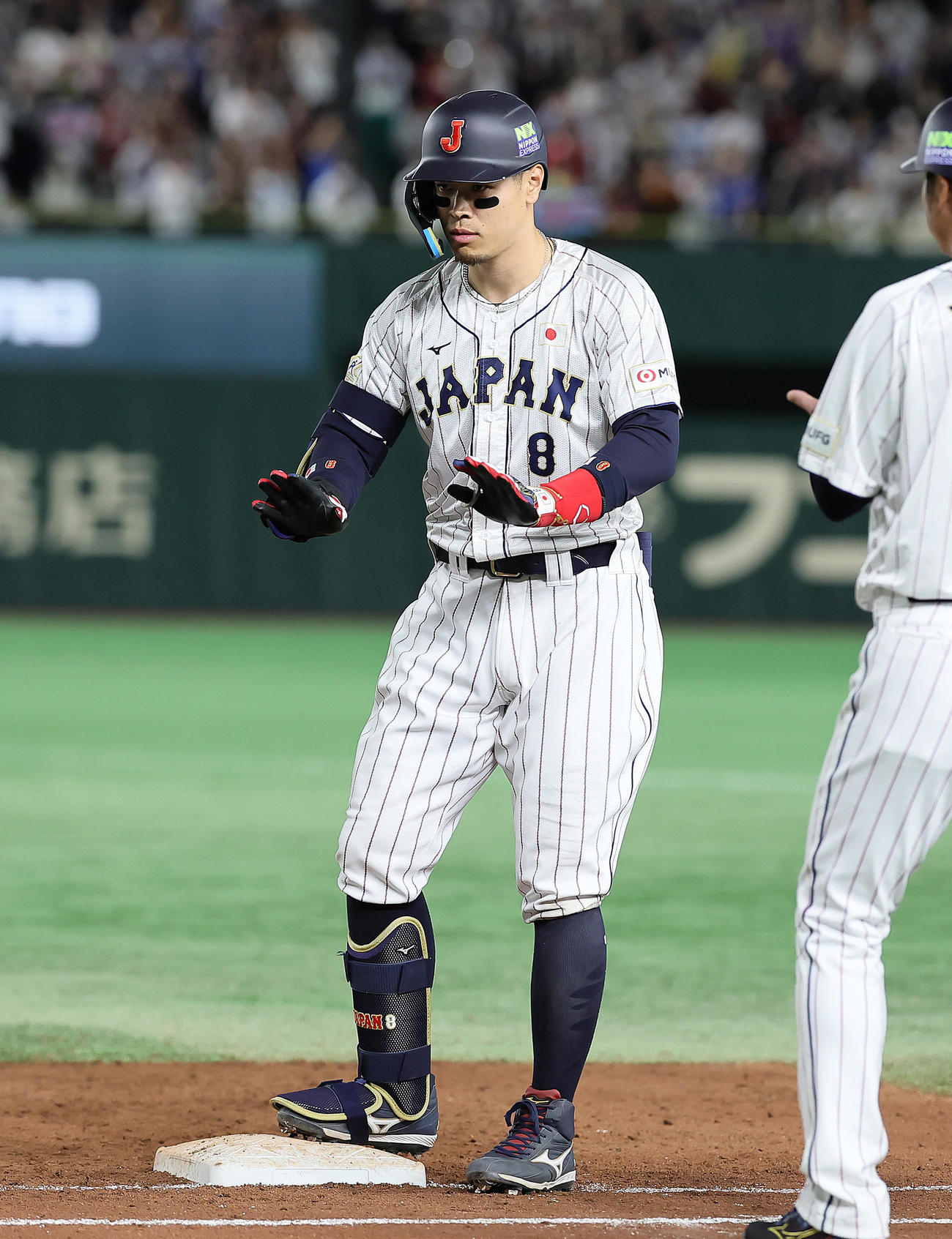 日本対韓国　8回裏日本2死一塁、佐藤輝は右前打を放ち、ベンチに「リラックスポーズ」（撮影・足立雅史）
