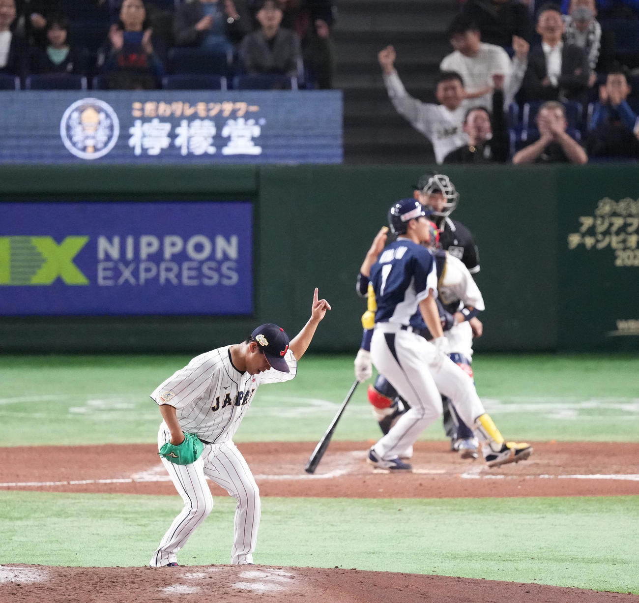 日本対韓国　9回表韓国2死、金周元を三振に仕留めゲームセットとし、指を突き上げる田口（撮影・菅敏）