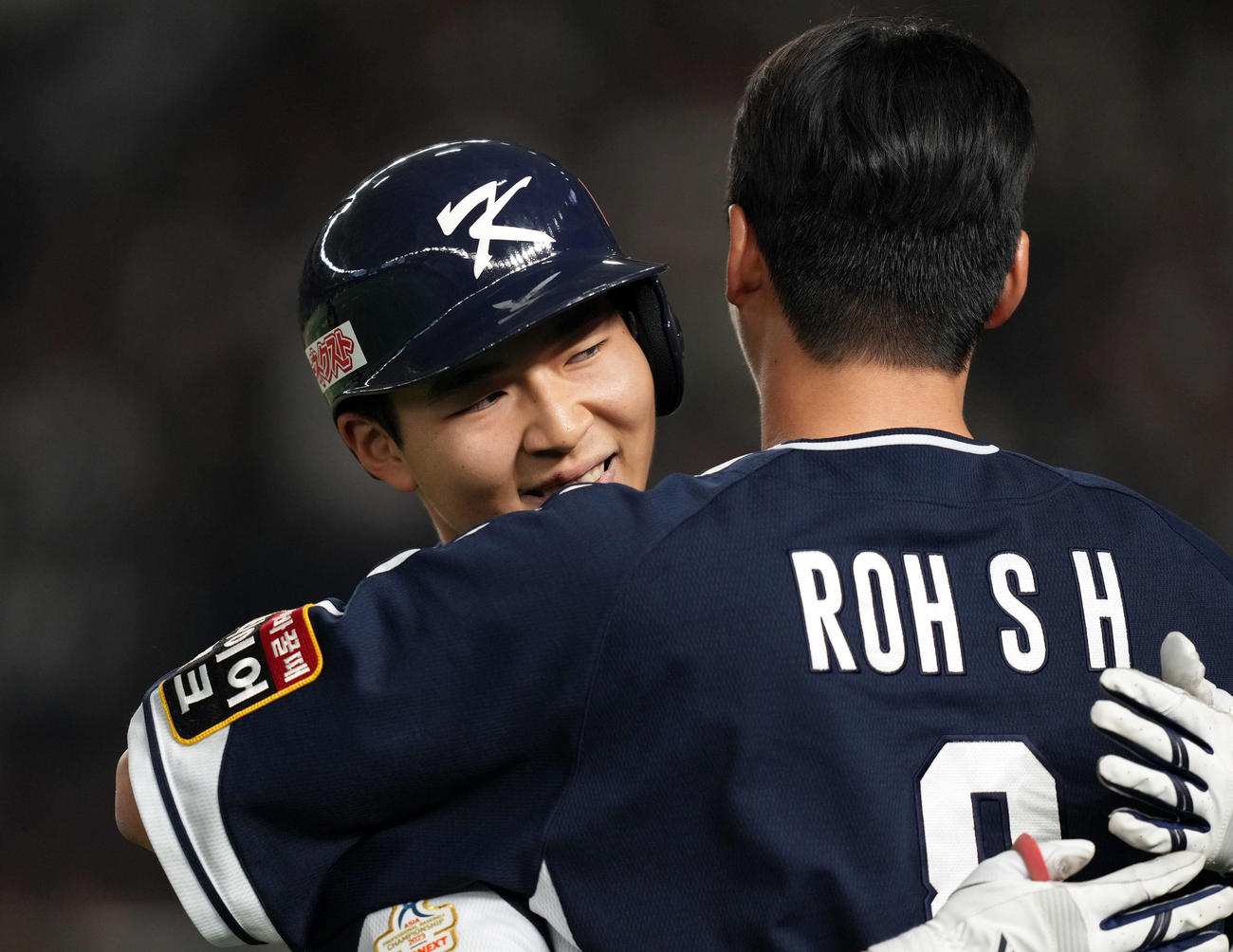 日本対韓国　9回表韓国2死、ソロ本塁打を放ち笑顔を見せる金揮（撮影・たえ見朱実）