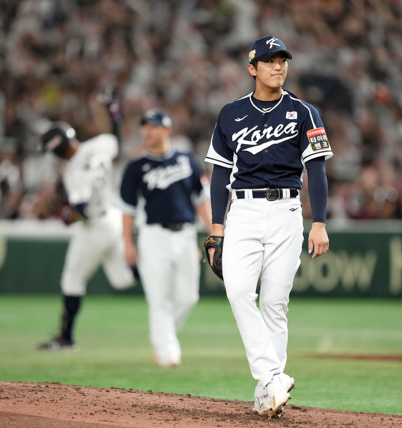 日本対韓国　4回裏日本無死、万波（後方左）にソロ本塁打を浴びる李義理（撮影・たえ見朱実）
