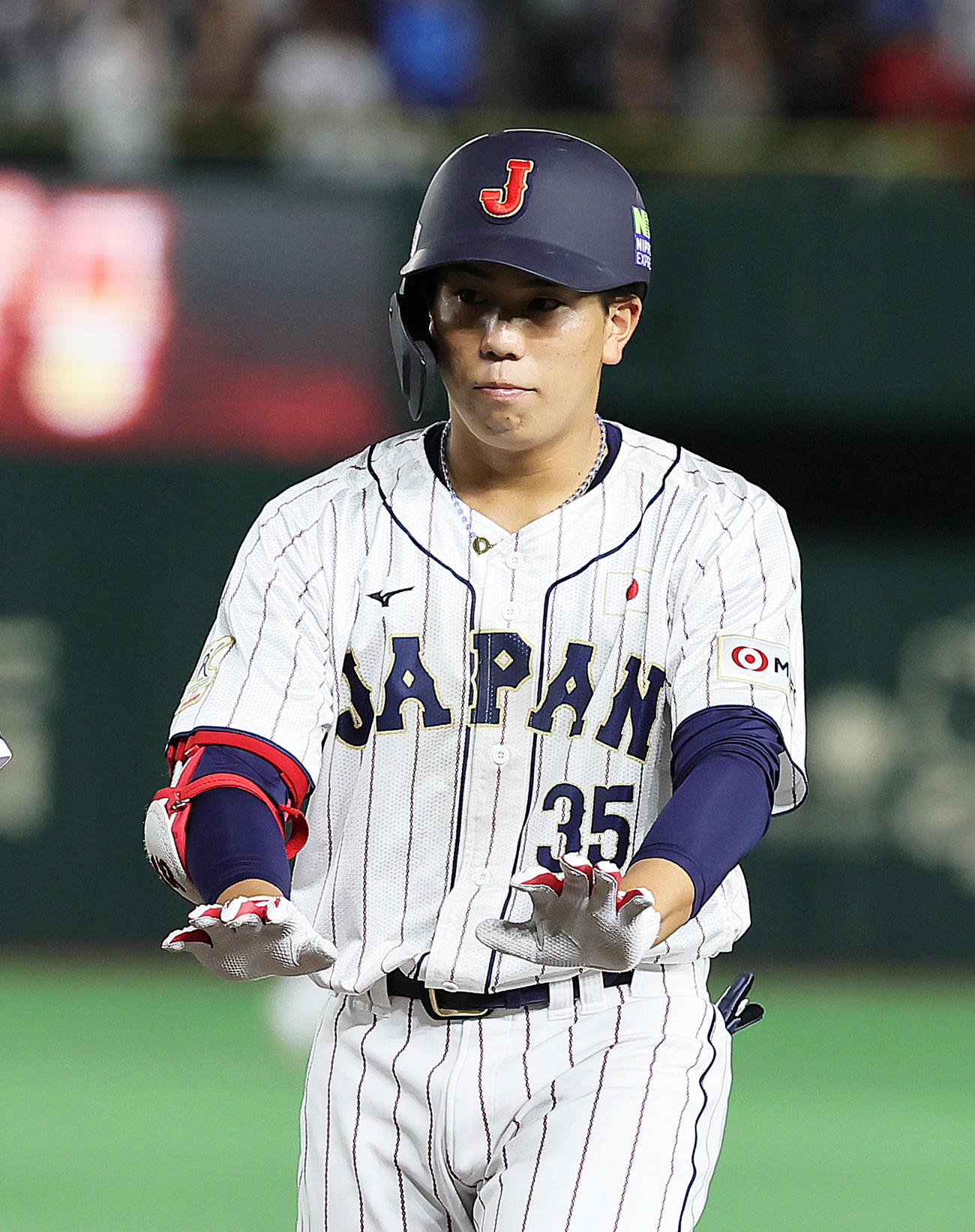 日本対韓国　7回裏日本1死、門脇は中前打を放ちベンチに「リラックスポーズ」（撮影・足立雅史）