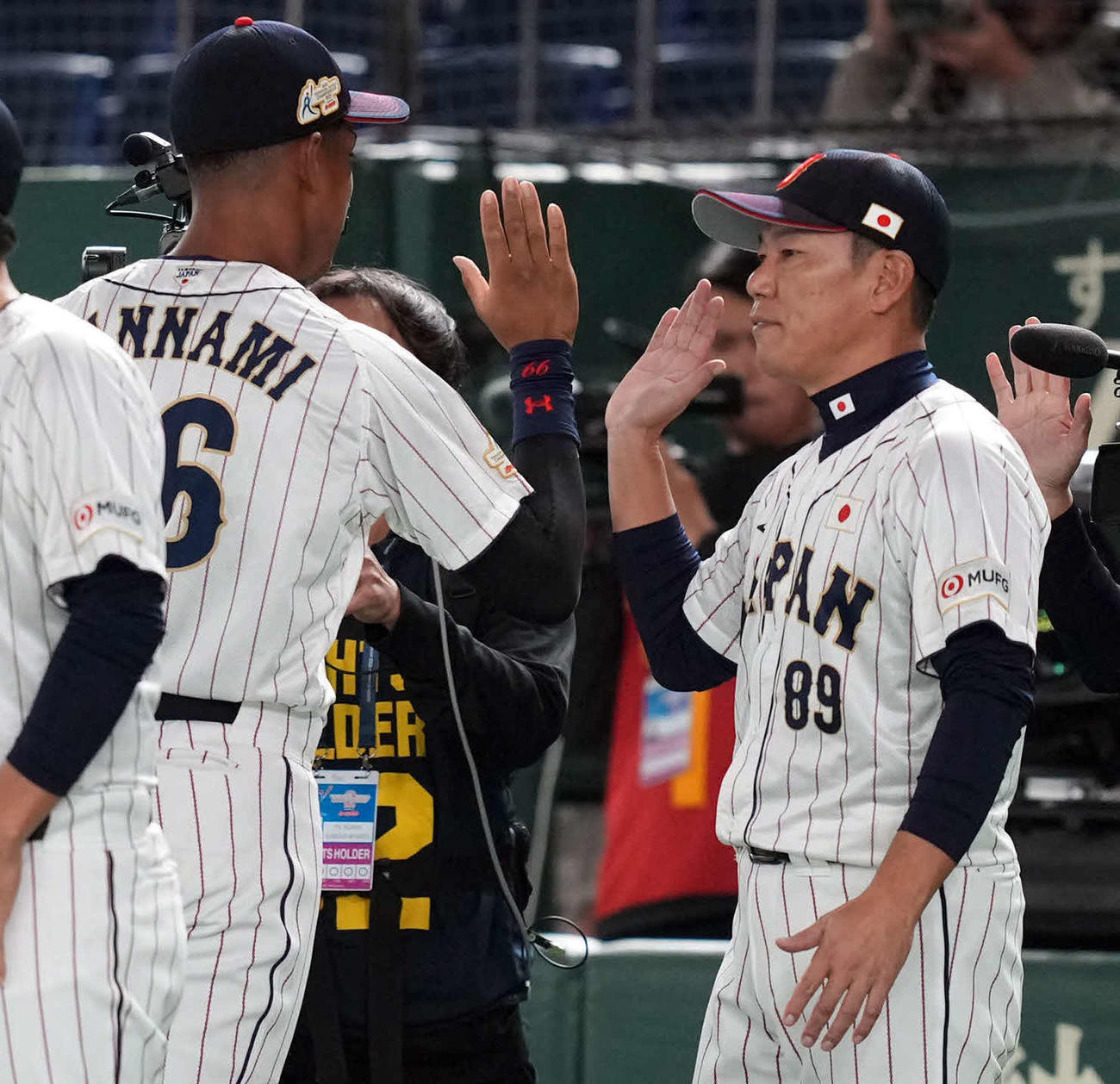 日本対韓国　韓国に勝利し万波（左）とハイタッチをする井端監督（撮影・たえ見朱実）