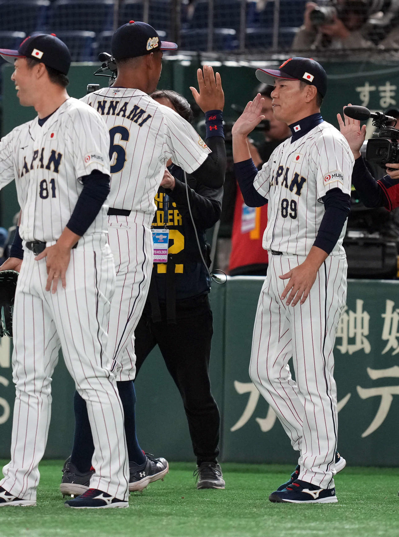 日本対韓国　韓国に勝利し万波とハイタッチをする井端監督（撮影・たえ見朱実）