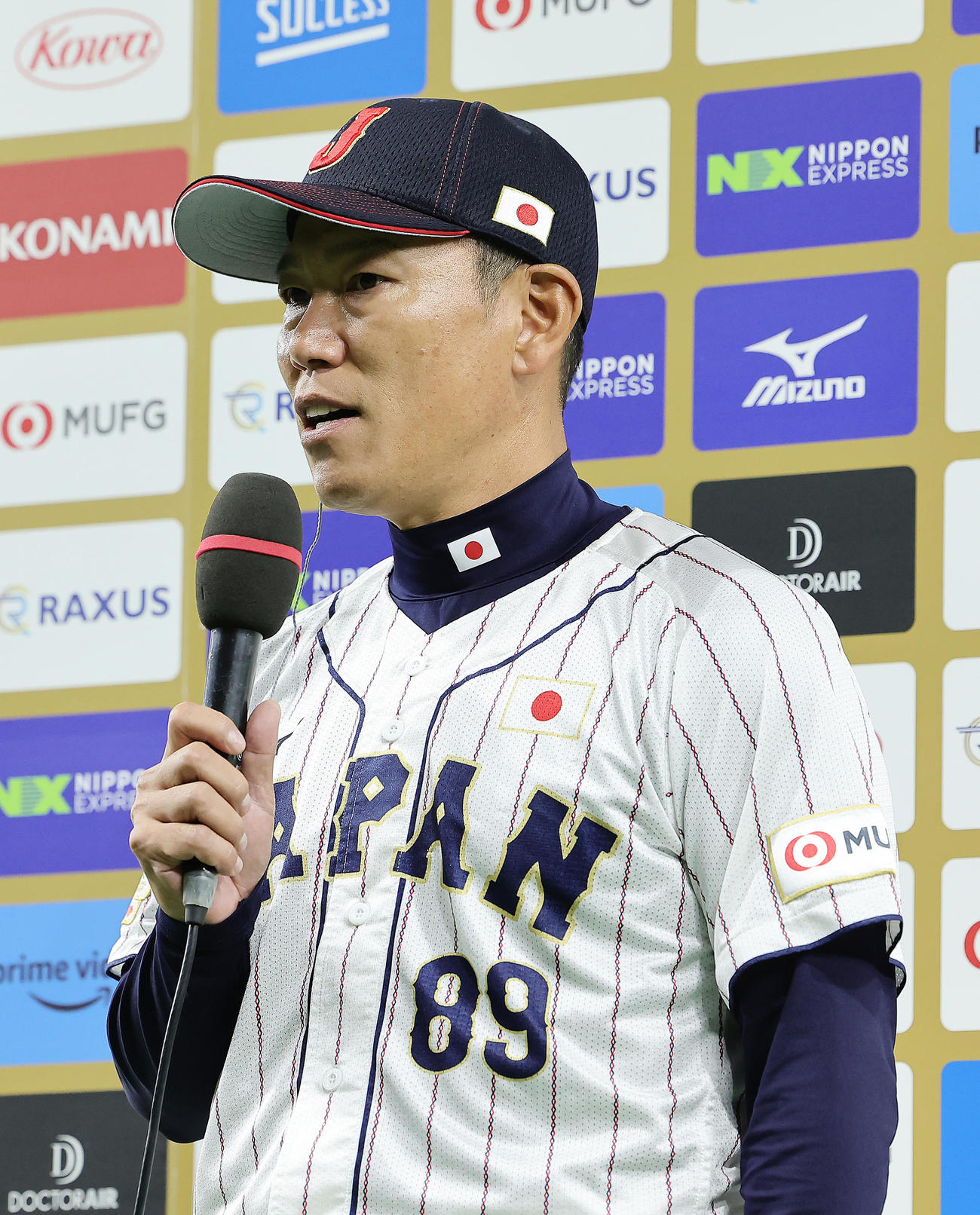 日本対韓国　勝利インタビューに答える井端監督（撮影・足立雅史）